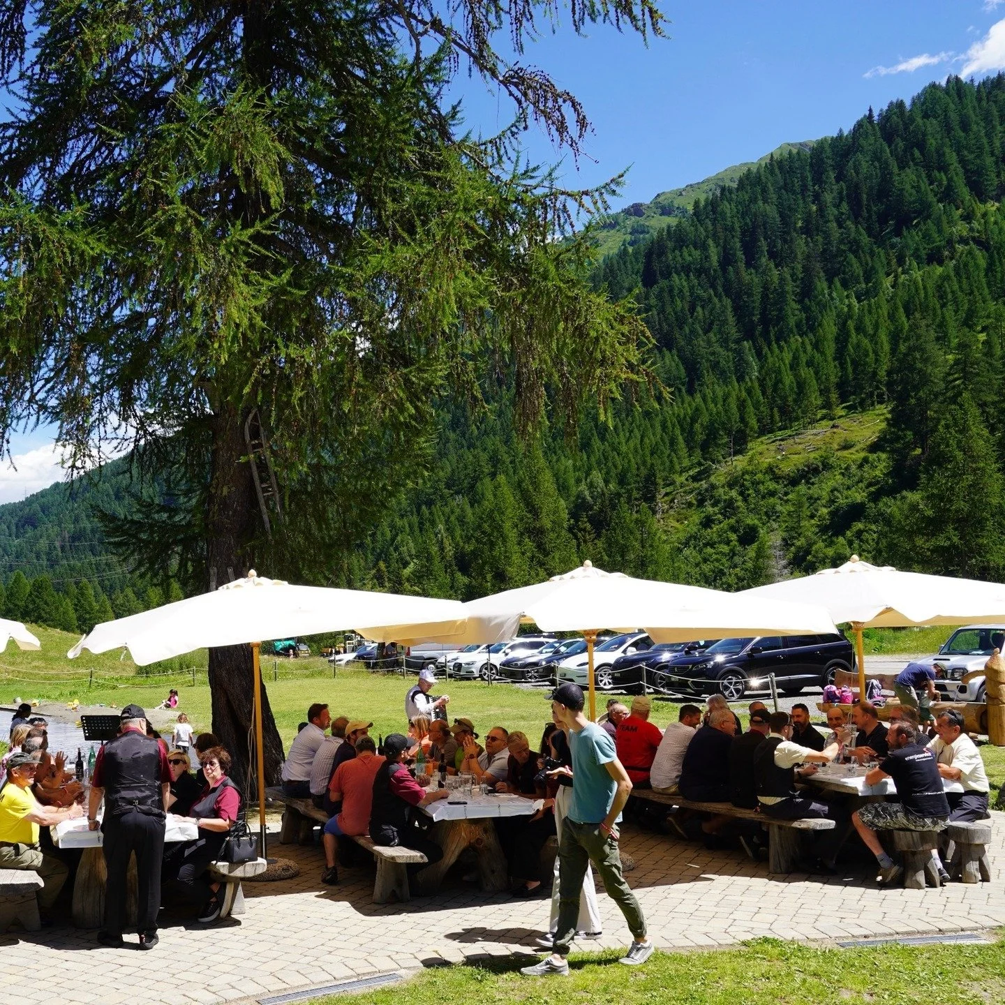 La 20esima Festa Cantonale di Tiro ha vissuto ieri sabato 18 luglio la giornata dedicata agli sponsor. Mentre i tiratori e le tiratrici continuavano a competere nei 7 stand delle Tre Valli, rappresentanti di dozzine di sponsors e dei Comuni della reg