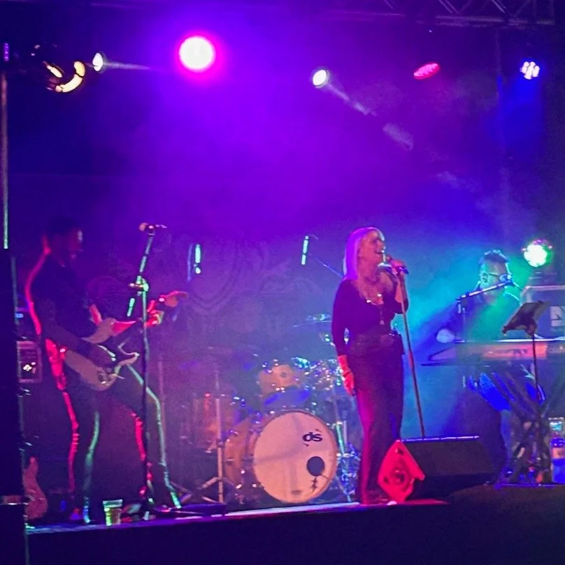 Folto pubblico (oltre 300 persone) alla Polisport di Olivone ieri sera, sabato 19 luglio, per il concerto del gruppo Mrs Iz and the Wild Cats, organizzato nell&rsquo;ambito del programma culturale della Festa cantonale di Tiro. 

Rimanendo in val di 