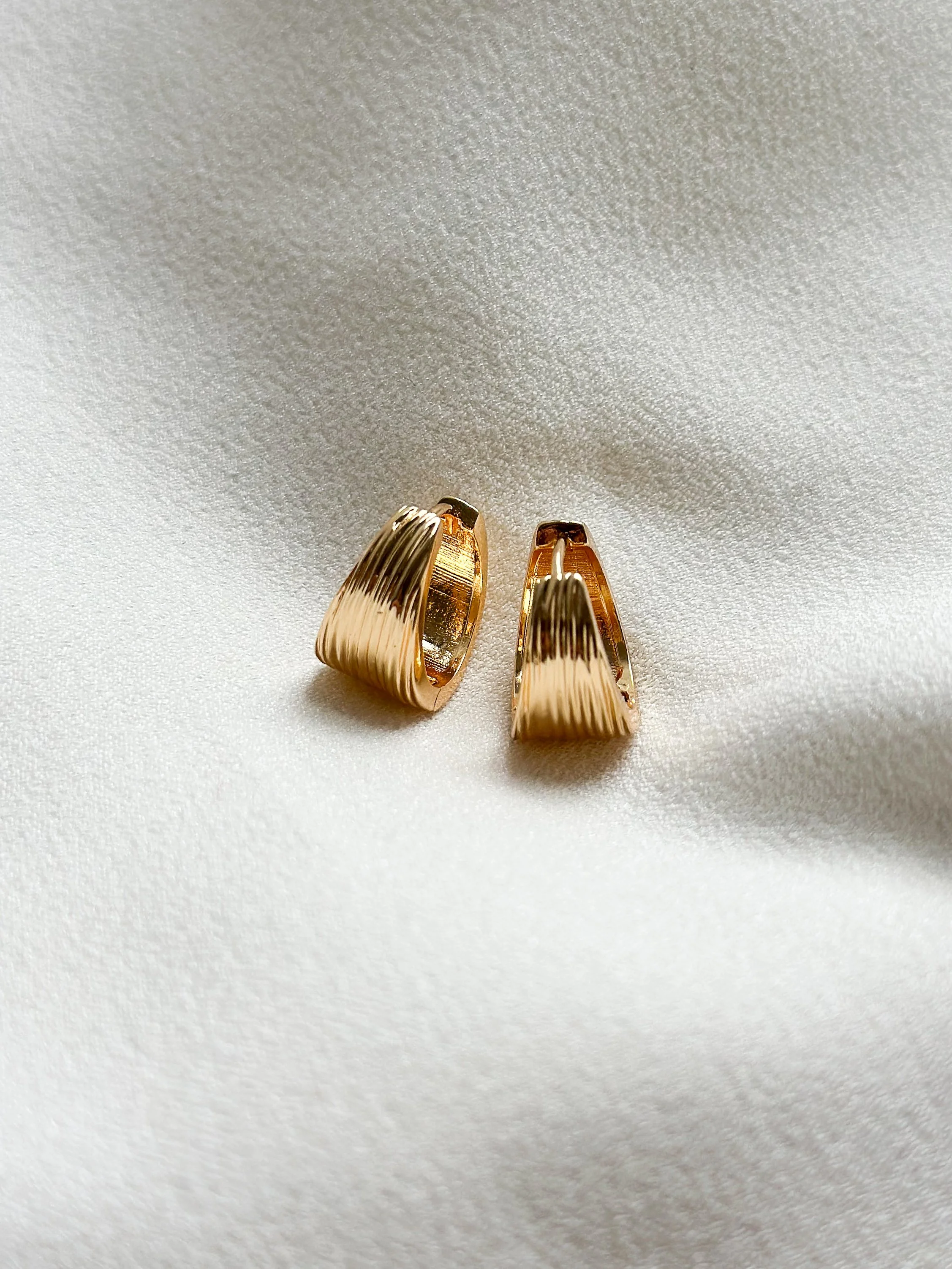 18k Gold Textured A-line Huggies Hoop Earrings