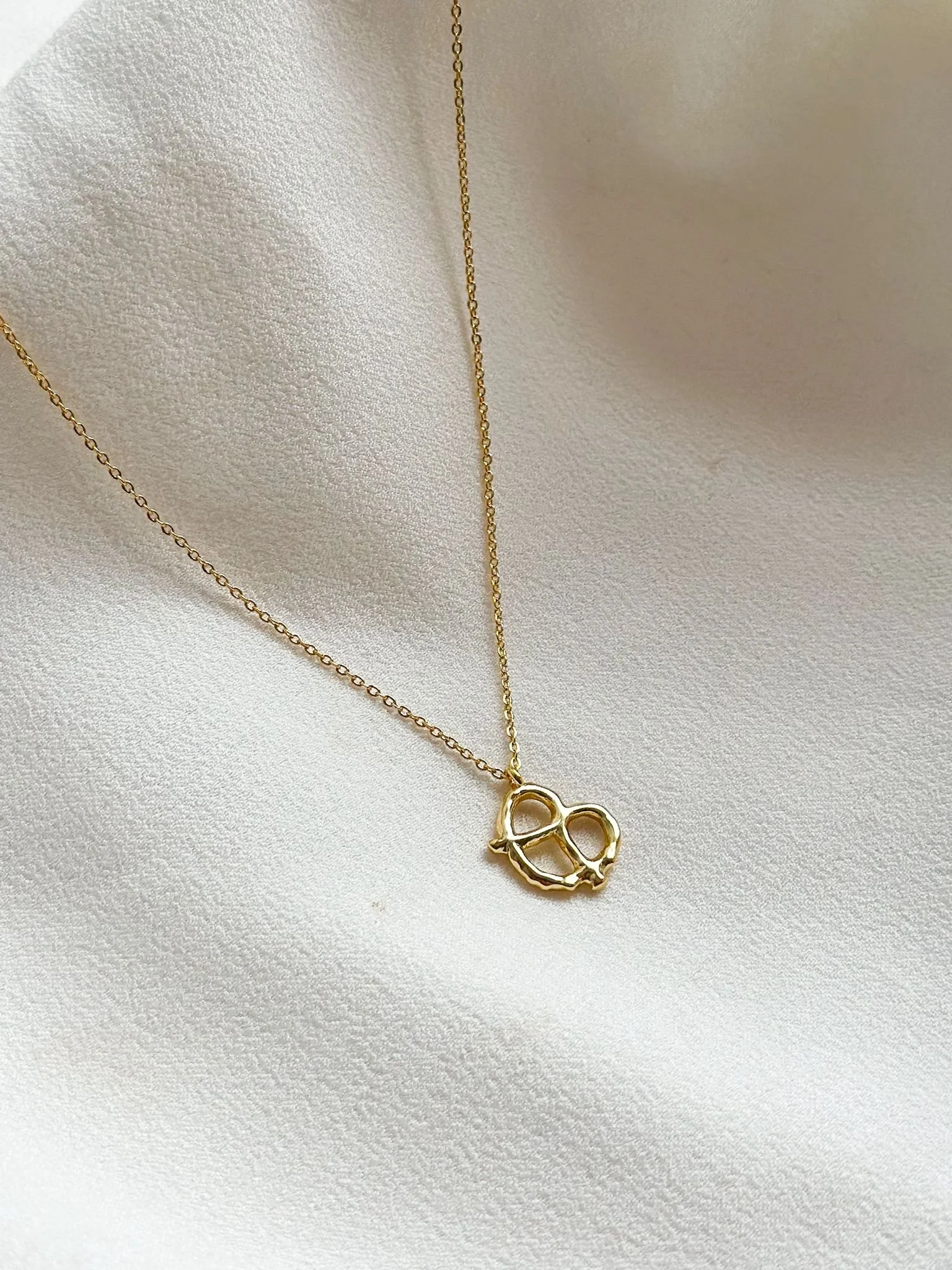 18k Gold Pretzel Pendant Necklace