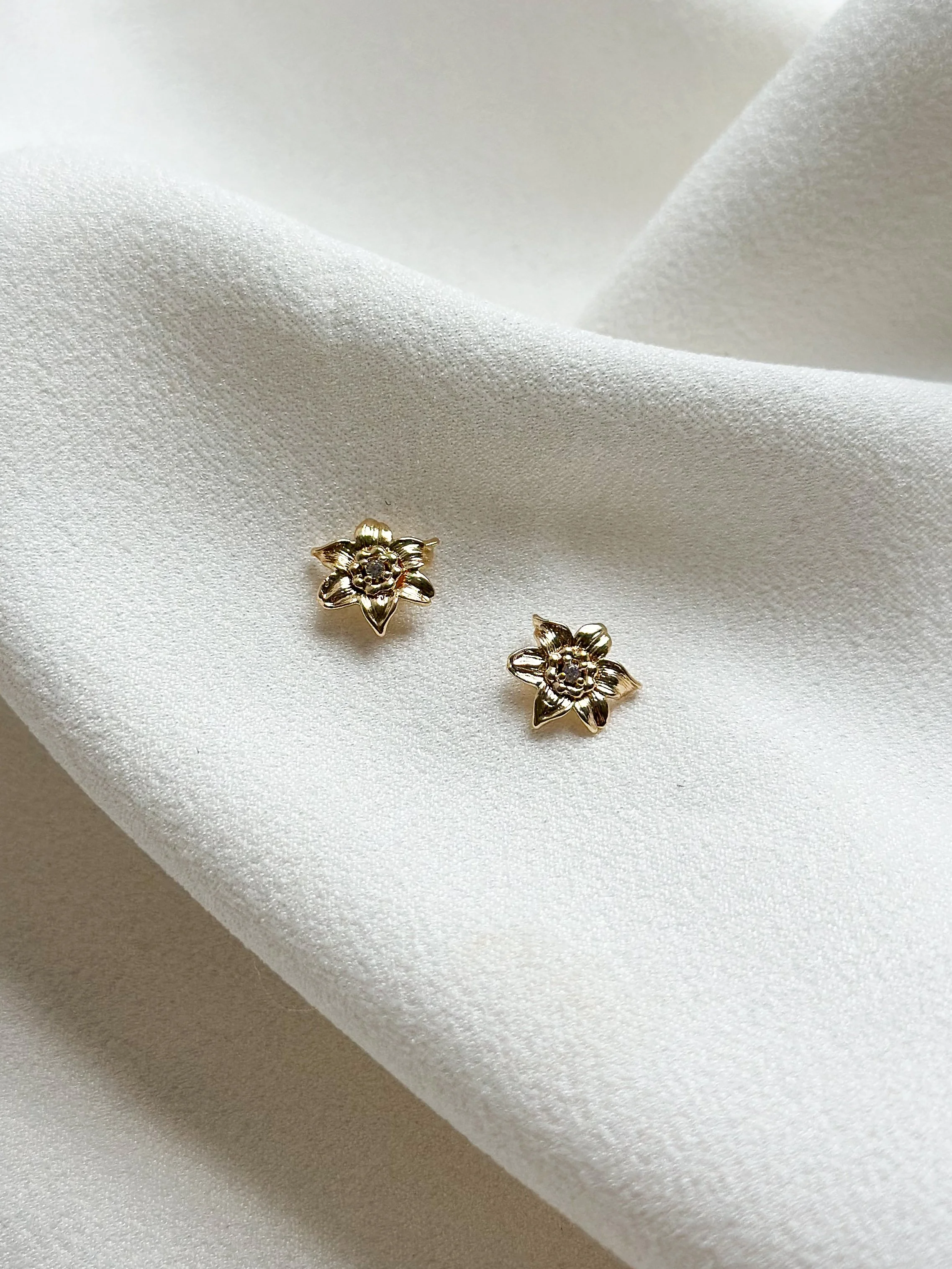 Daffodil 18k Gold Stud Earrings