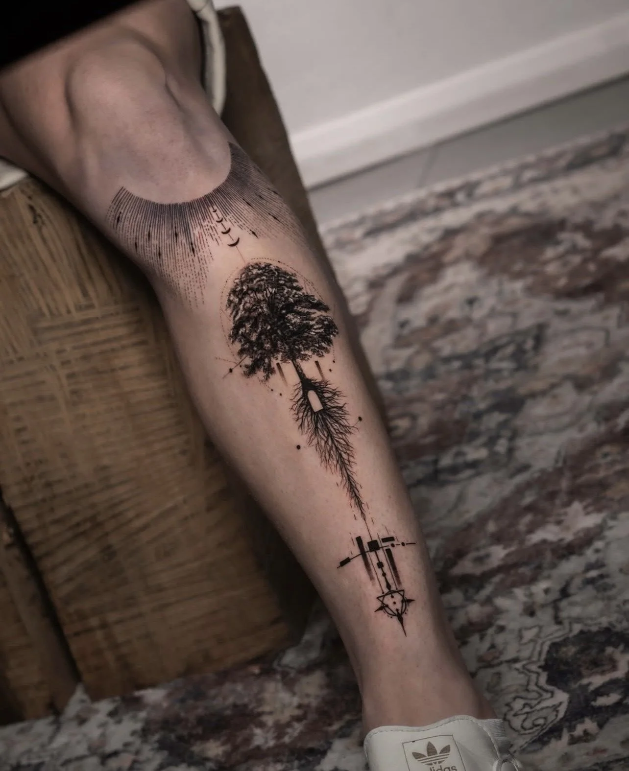 Tatuagem de árvore na perna, estúdio de tatuagem lisboa