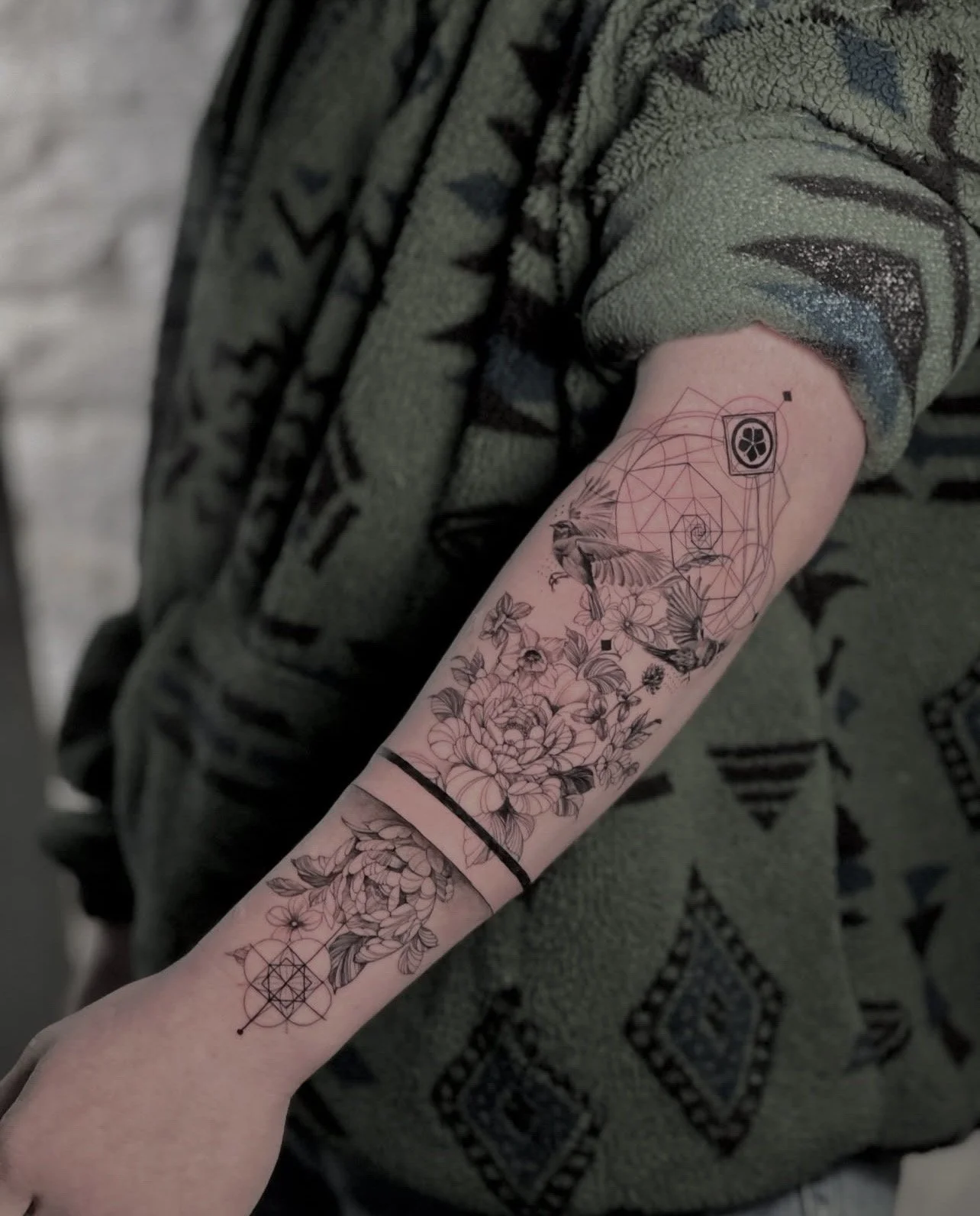 Tatuagem composição em fine line no braço, estúdio de tatuagem Lisboa