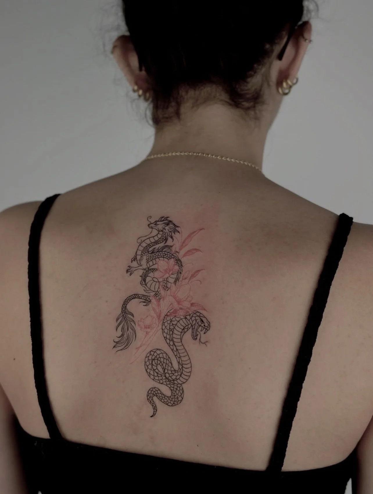 Tatuagem com cor vermelha nas costas, estúdio de tatuagem Lisboa
