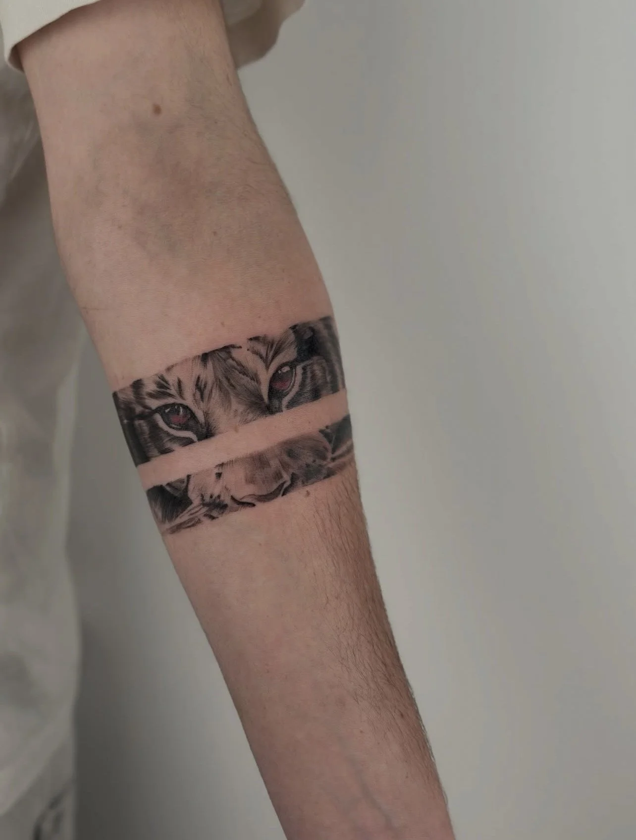 Tatuagem minimalista pequena no braço, estúdio de tatuagem Lisboa