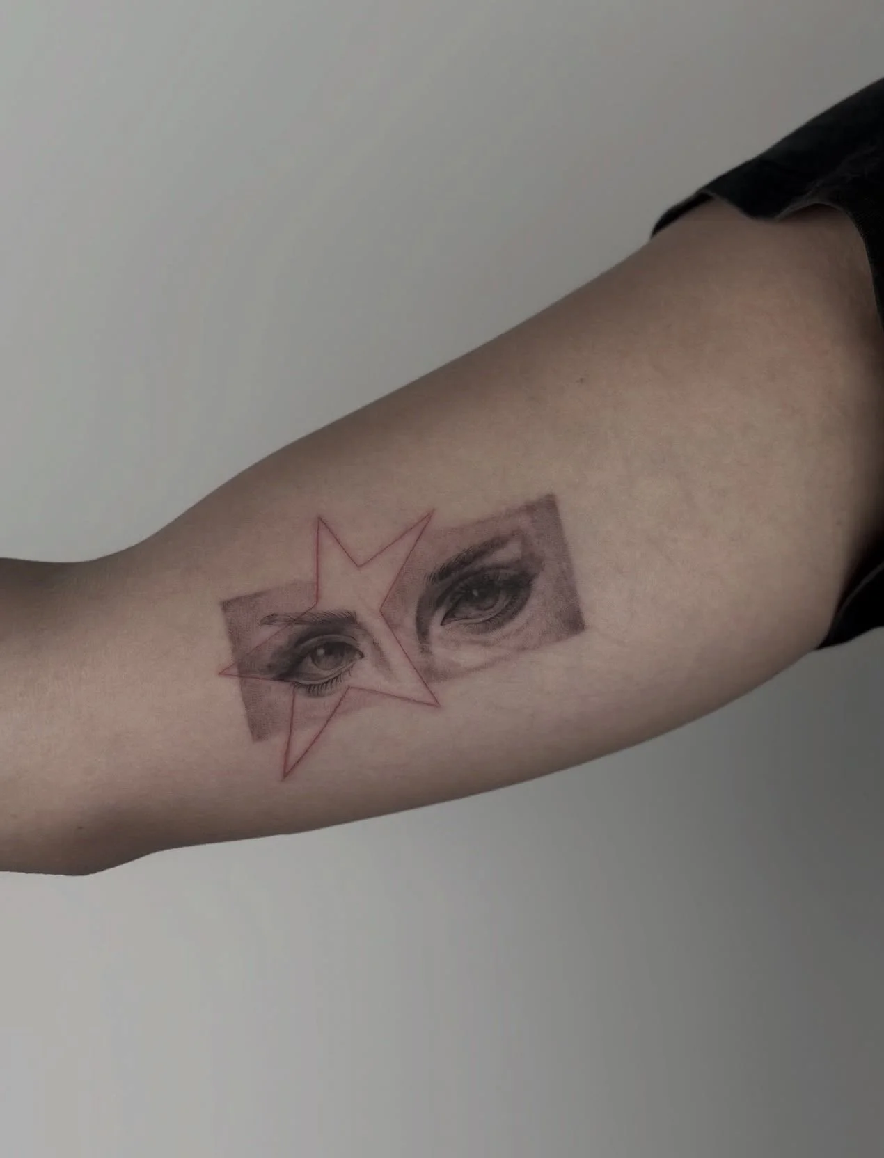 Tatuagem de um olhar no braço, estúdio de tatuagem Lisboa