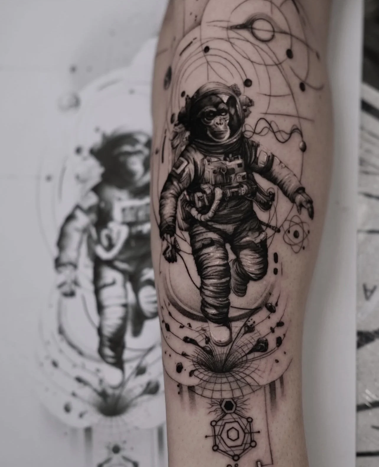 Tatuagem de macaco astronauta no braço, estúdio de tatuagem Lisboa