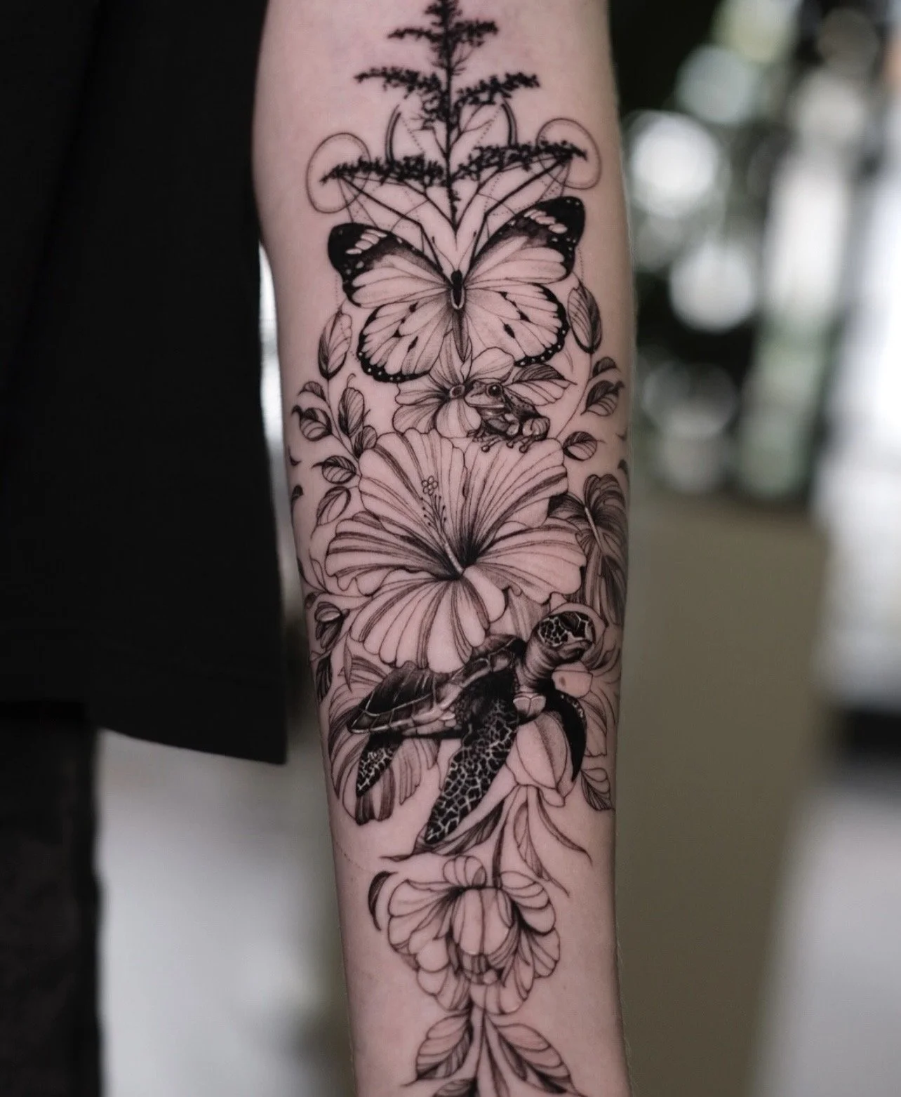 Tatuagem fine line no braço, estúdio de tatuagem Lisboa 