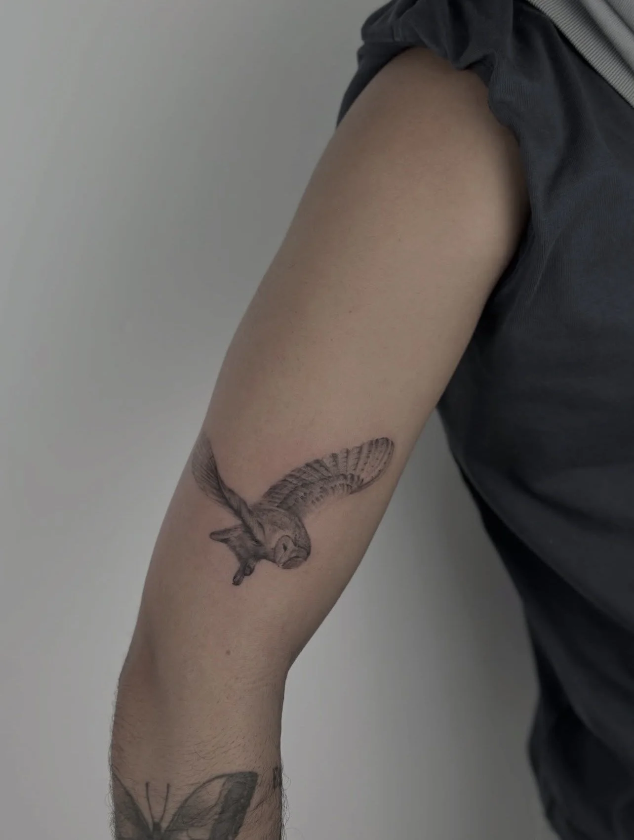 Tatuagem minimalista coruja no braço, estúdio de tatuagem Lisboa