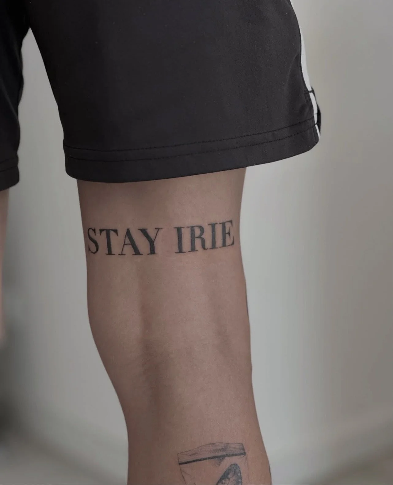 Tatuagem lettering na perna, estúdio de tatuagem Lisboa