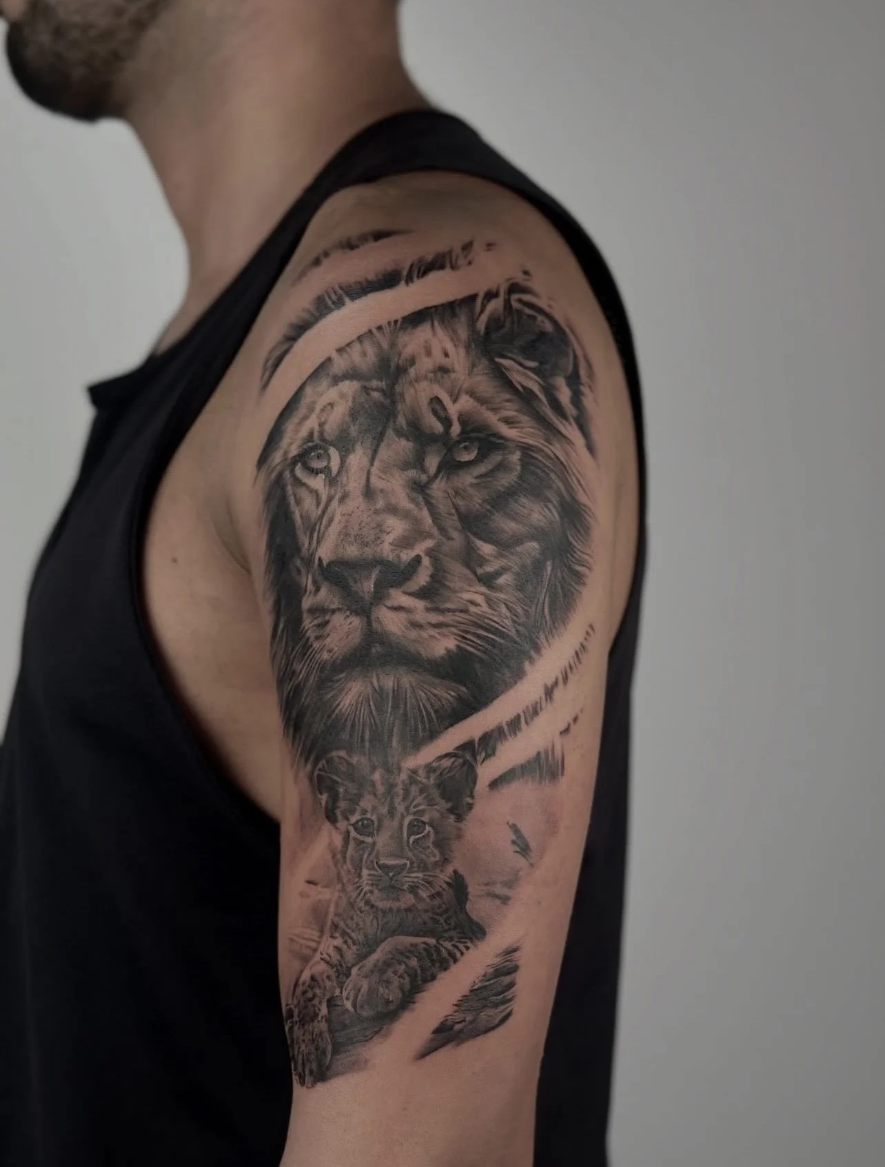 Tatuagem de um leão e a sua cria no braço, estúdio de tatuagem Lisboa