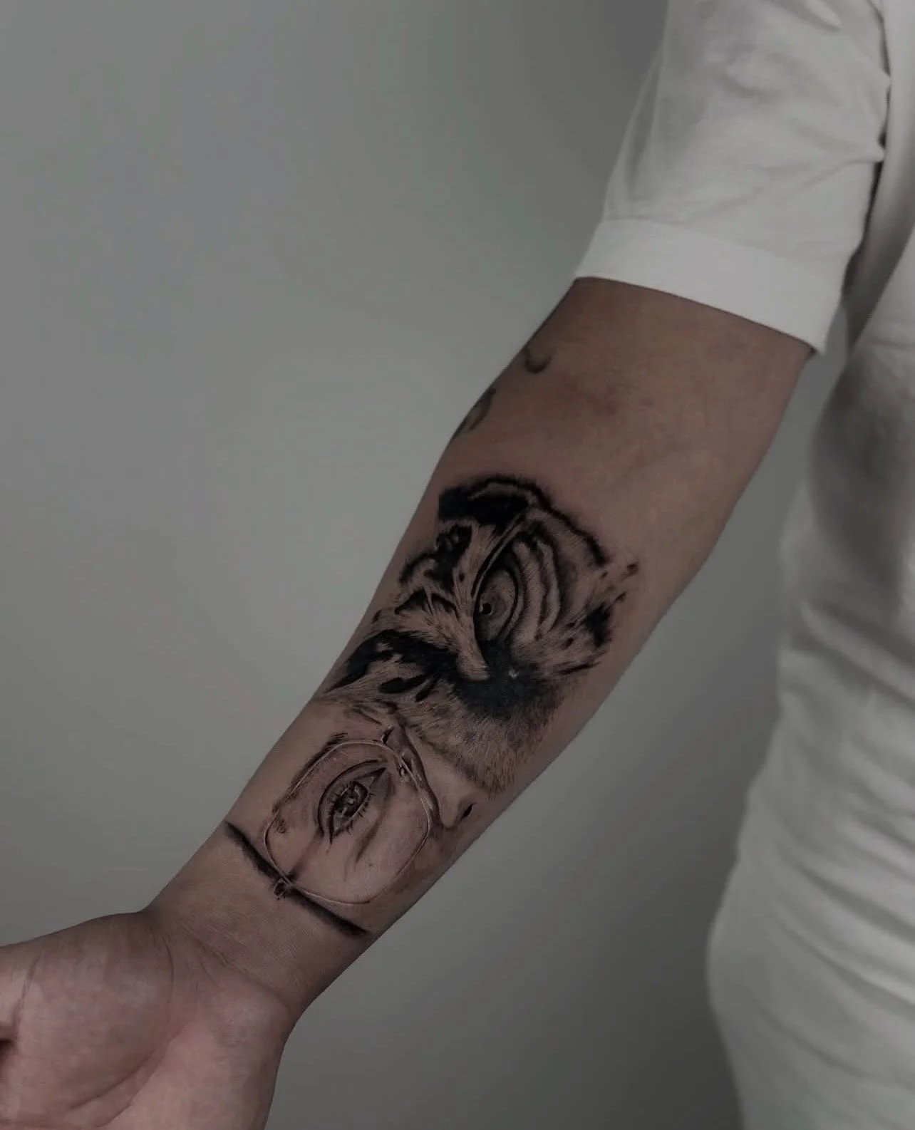 Tatuagem estilo realista no braço, estúdio de tatuagem Lisboa