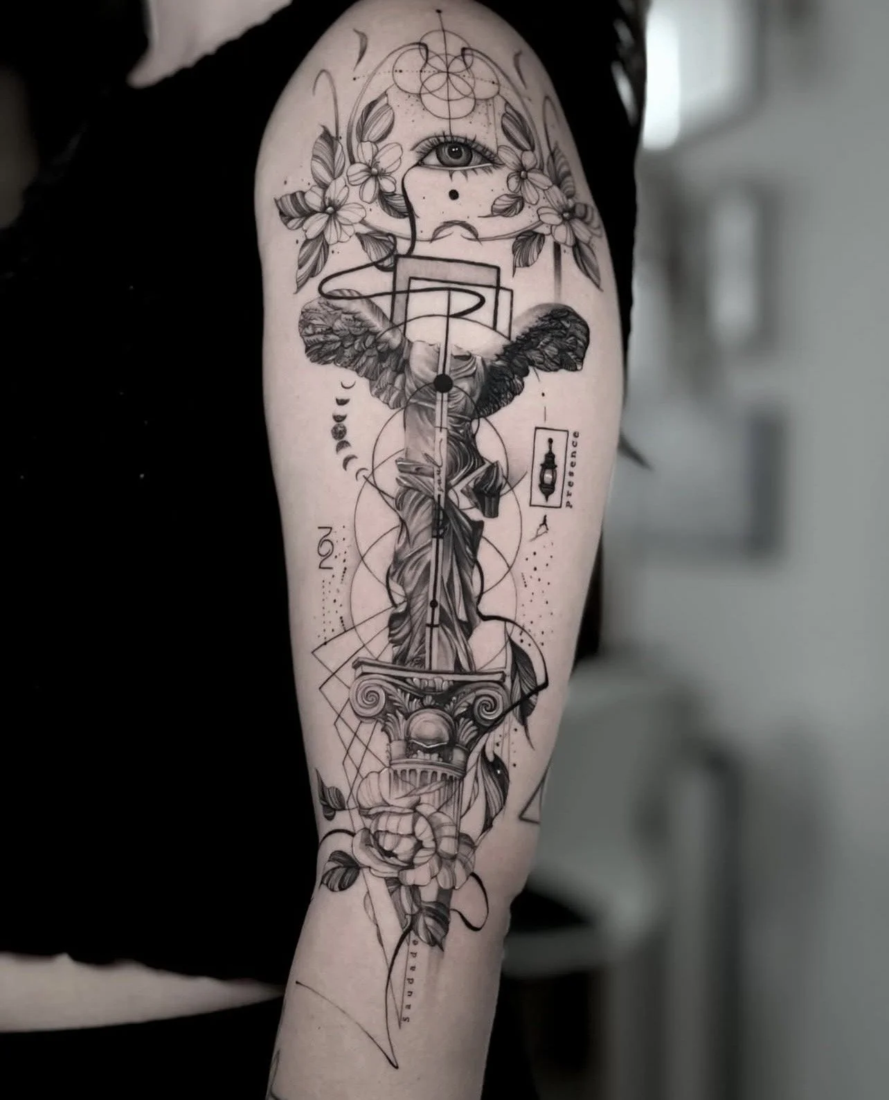 Tatuagem de estátua no braço, estúdio de tatuagem Lisboa
