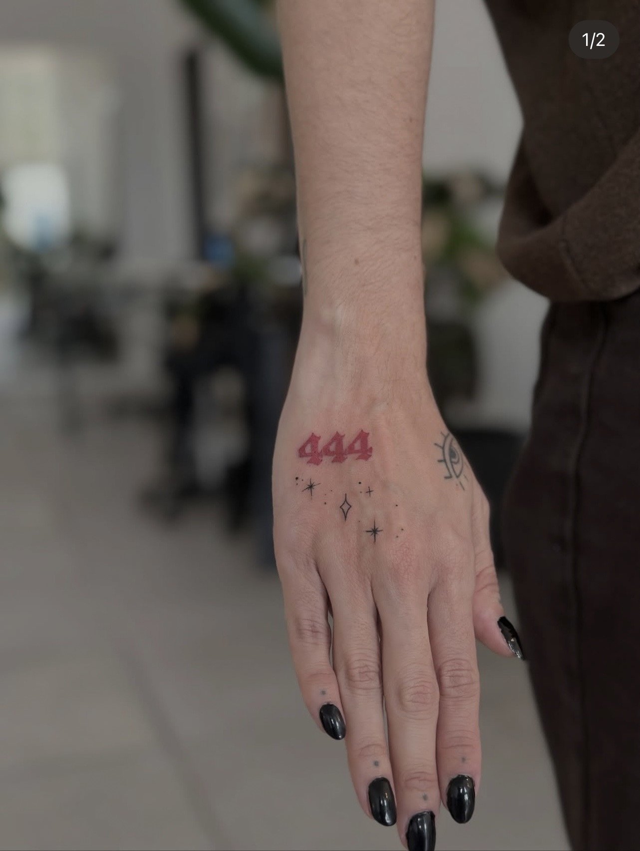 Tatuagem a cores na mão, estúdio de tatuagem Lisboa