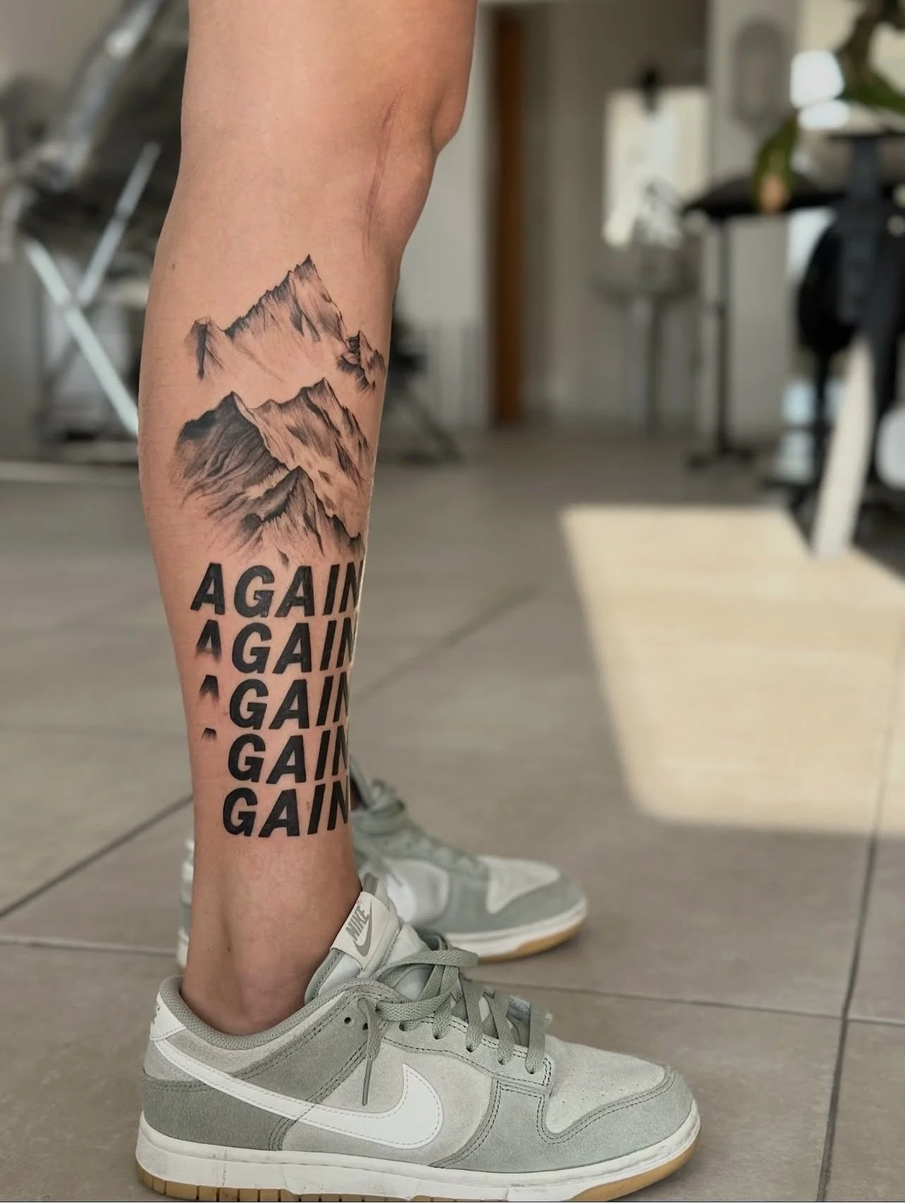 Tatuagem estilo blackwork na perna, estúdio de tatuagem Lisboa