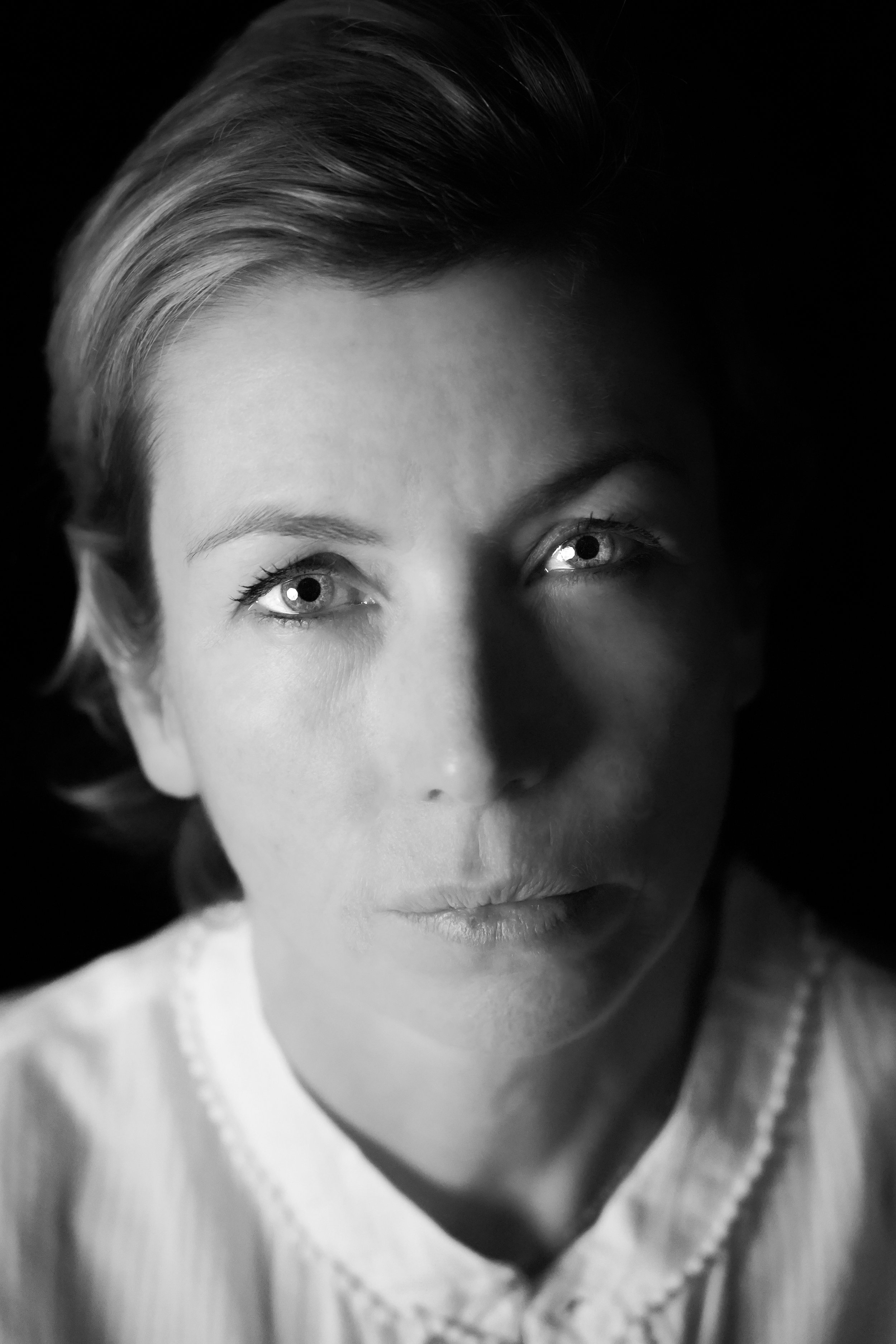 Portrait en noir et blanc d'une femme avec une vue en gros plan de son visage, regardant directement l'objectif.