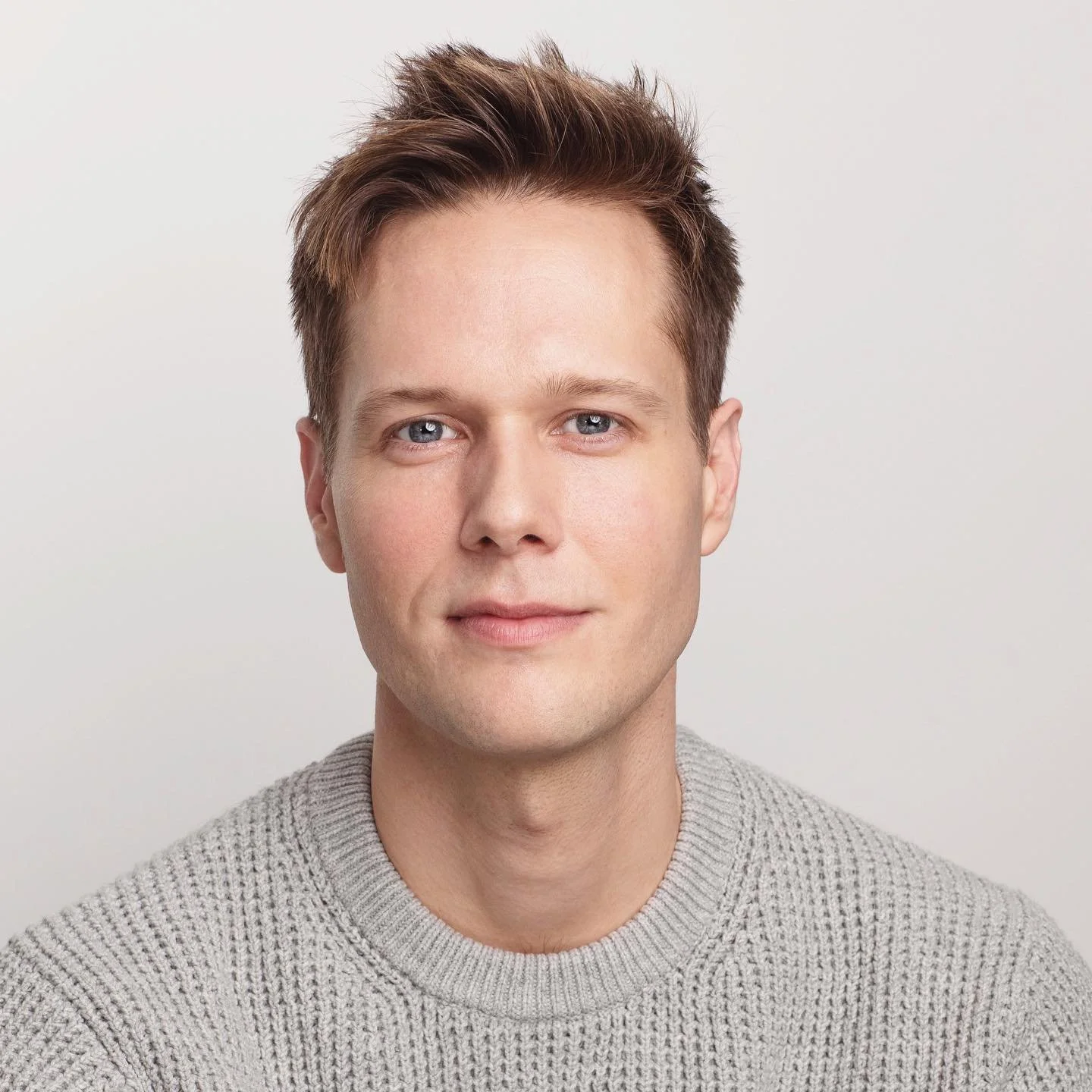 As a dancer and teacher I love moving my body more than anything but I also love being still. When we move, we free inhibitions and allow ourselves to be who we are. Movement is the relief of stillness, and we need to find a balance of both. Your dee