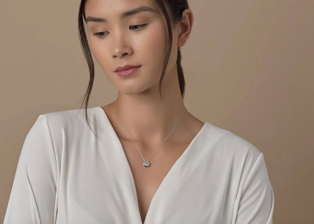 simple pedant necklace sit on the neck creating a simple ecommerce jewellery on model shot