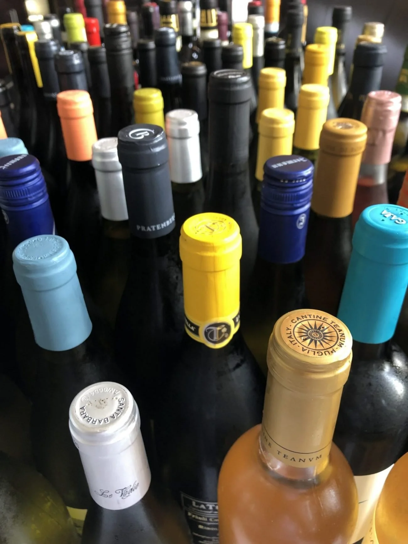 Verschiedene Weinflaschen aus dem Weinkeller des Restaurant il Borgo in München Schwabing