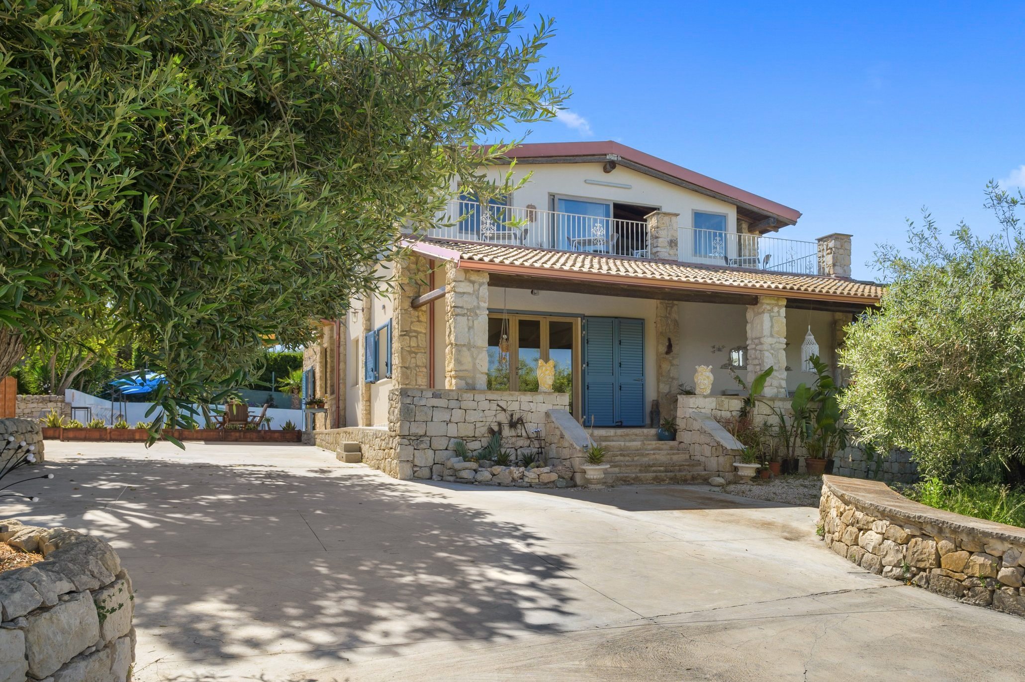 Front exterior of Farfalla Blu