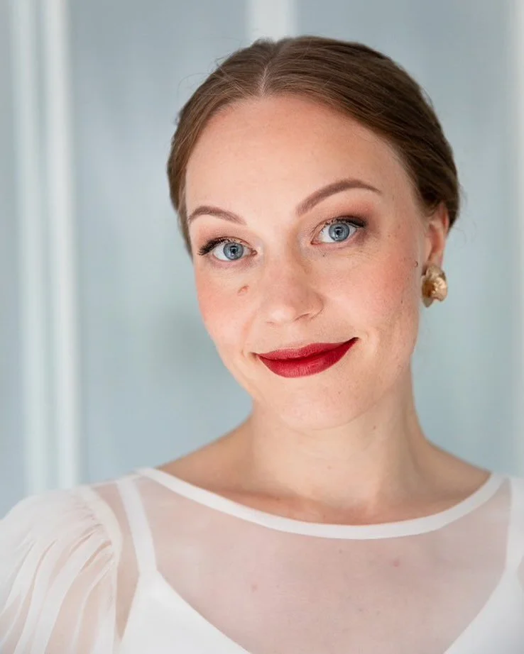 Viime syksyn morsian❤️ Punaiset huulet h&auml;&auml;meikiss&auml; on niin kaunis yksityiskohta! ⁣⁣
⁣⁣
📷 Sampo Herranen⁣⁣
meikki ja kampaus @byjohannakotro⁣
⁣
#h&auml;&auml;meikki #meikkaajahelsinki #h&auml;&auml;kampaus