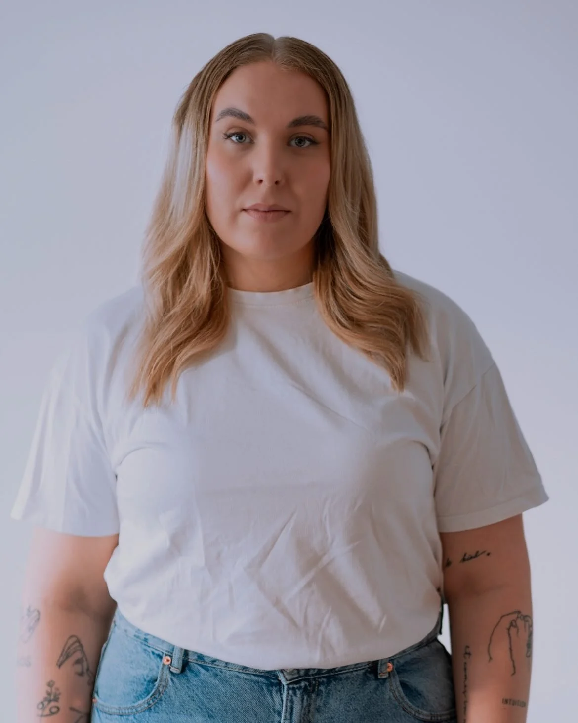 Mie ajattelin tehd&auml; pienimuotoisen esittelyn kuka t&auml;&auml;ll&auml; tilin takana h&auml;&auml;r&auml;&auml; ja kuka sinuu on meikkaamassa kun miun penkkiin istut🥰⁣
⁣
kuva @teksirantila