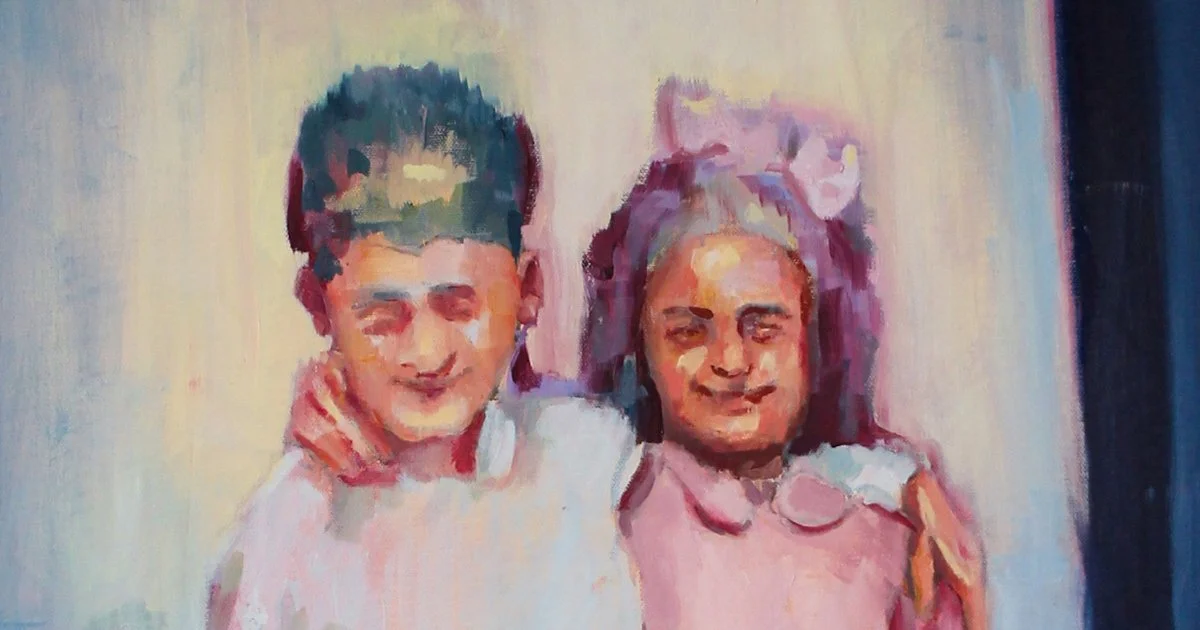 Peinture figurative d’une jeune fille et d’un garçon posant ensemble, aux contours flous et aux couleurs vives évoquant un souvenir d’enfance