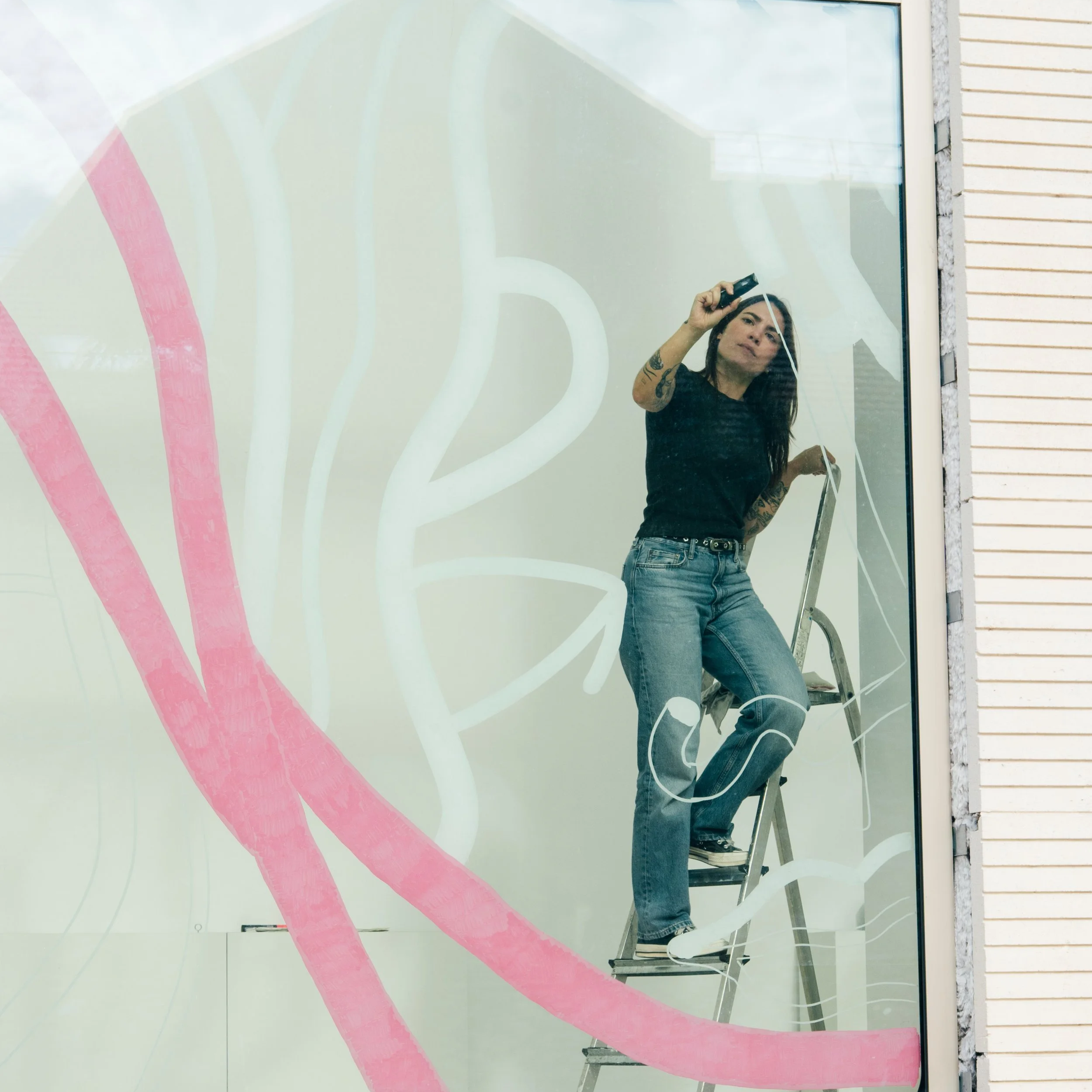 Vitrine réalisée à l'occasion de Octobre Rose, pour Crédit Agricole Aquitaine