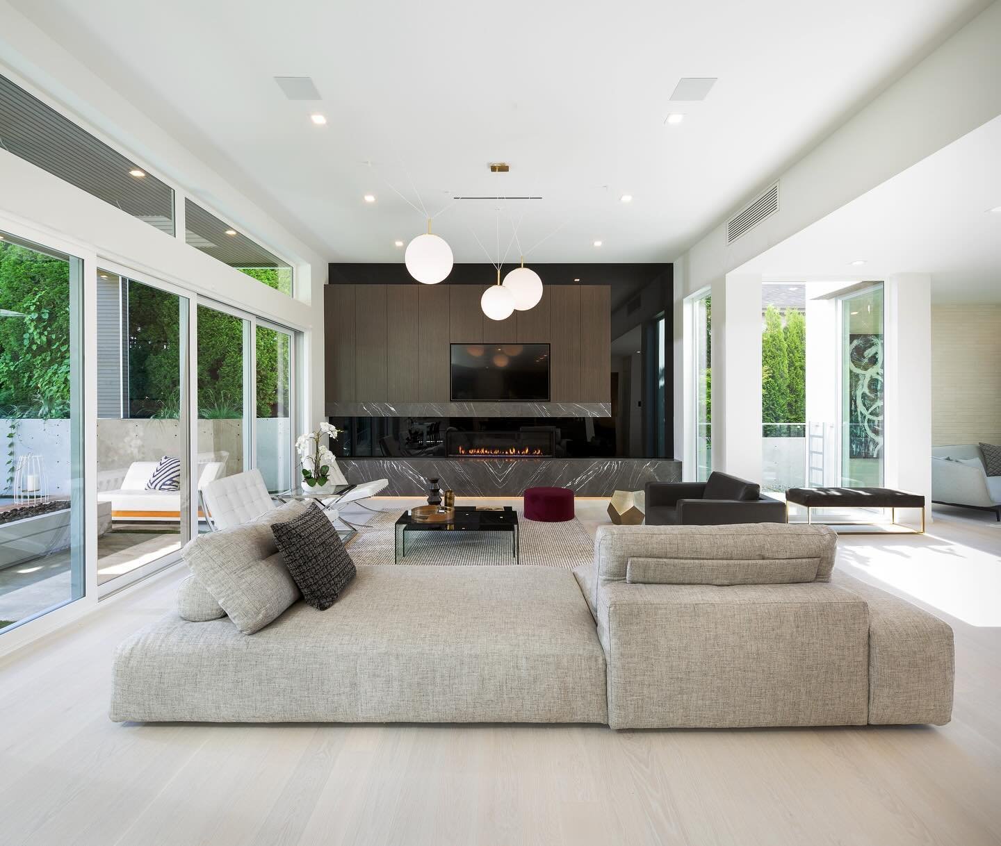 The sun is shining and our homes are beautiful and bright!📍Belmont Property 

#westvancouver #westvancouverhomes #newbuild #interiordesign #builder #customhomebuilder #construction #realestate #luxuryrealestate #newcustomhomes #luxuryhomes #luxuryli