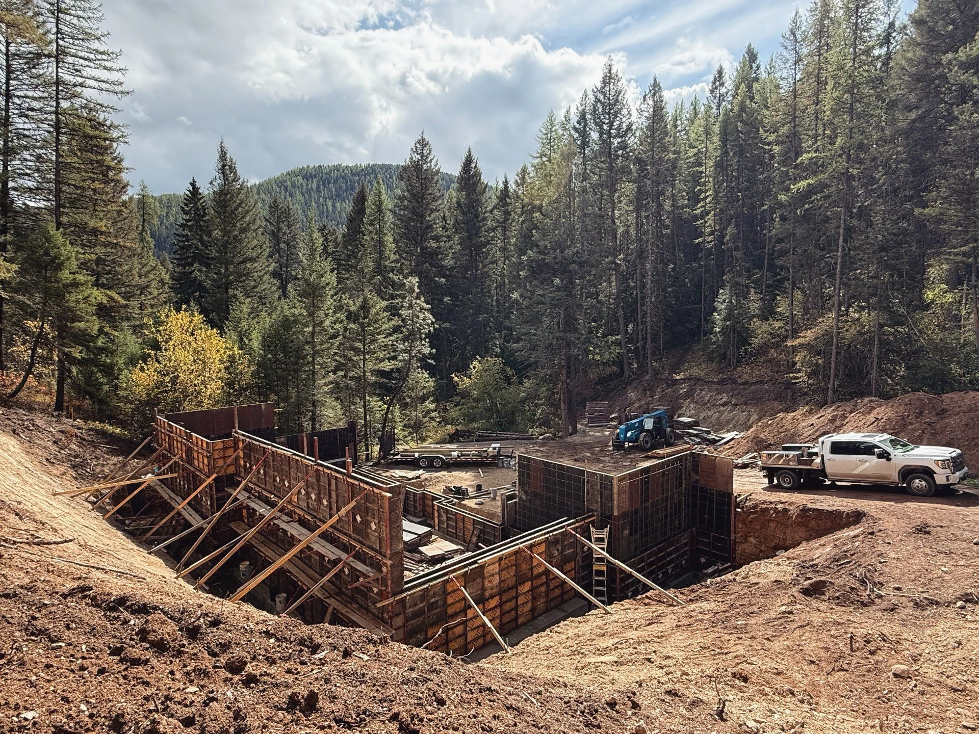 Our Grant Creek Residence is coming together beautifully! We&rsquo;re pushing to wrap up the concrete work before winter sets in, then we&rsquo;ll button things up and be ready to hit the ground running again in spring.

GC: @clarkforkcustombuilders 