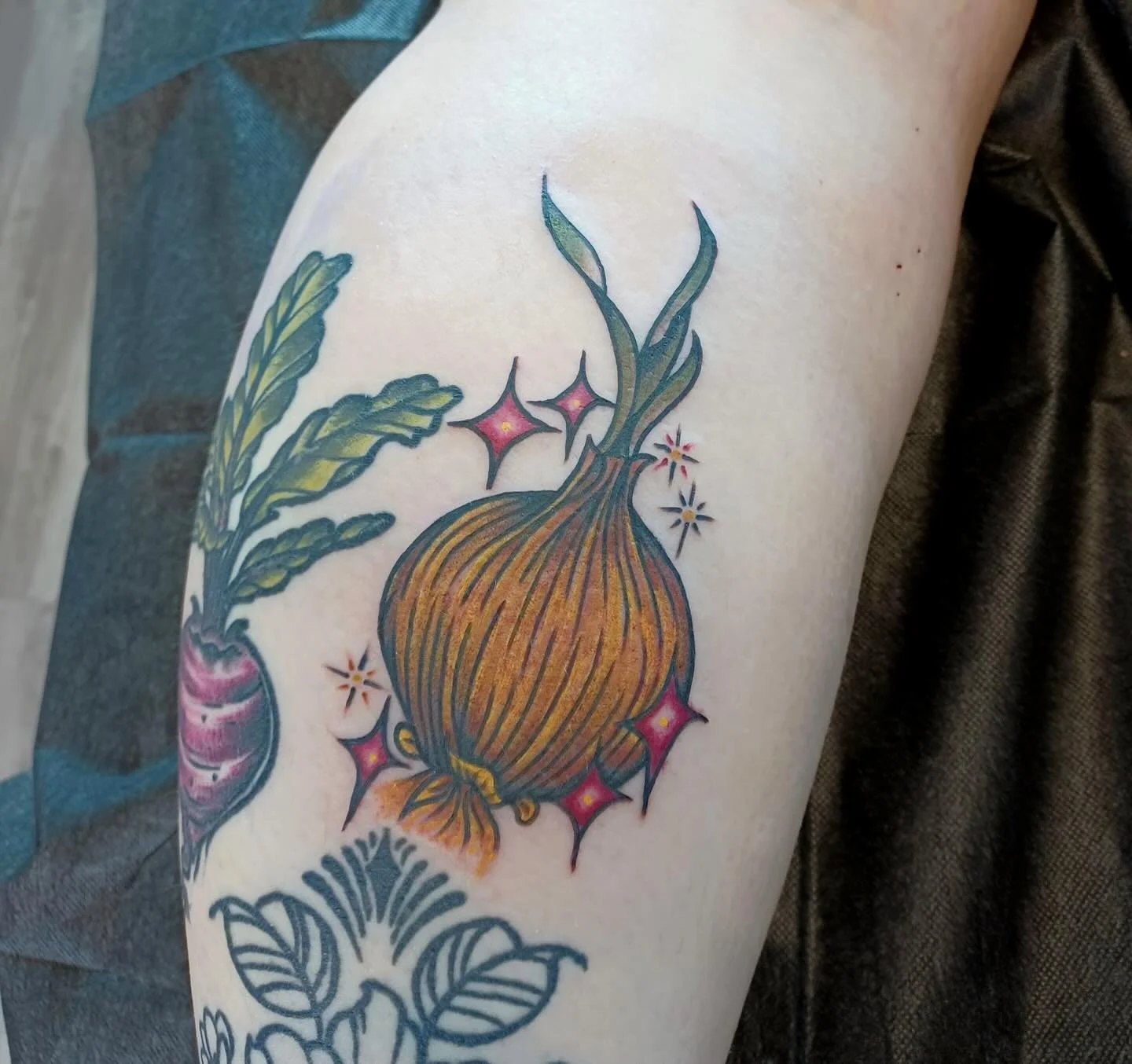 Golden Onion by Jess 🧅✨
For appointments, DM @jessicanoeltattoo or email jessicanoeltattoo@gmail.com

#seattletattoo #traditionaltattoo #veggietattoo #oniontattoo #twilighttattoo #goldenonion #ladytattooer #seattletattooshop