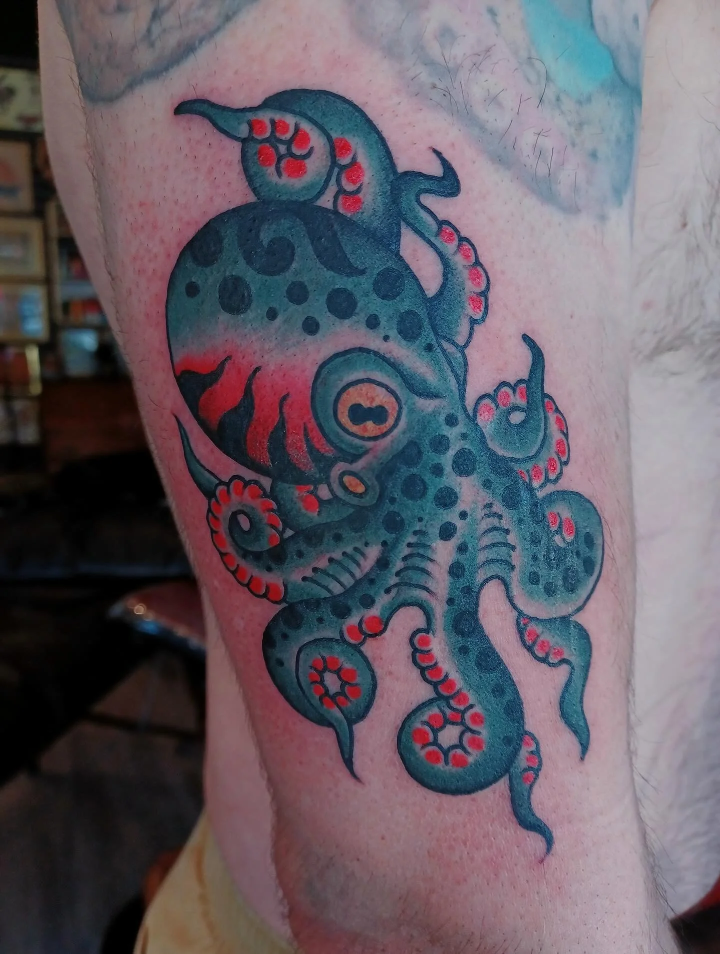 Octopus by @jessicanoeltattoo 🫧
For appointments, DM Jess or email jessicanoeltattoo@gmail.com 

#seattletattoo #seattletattooartist #traditionaltattoo #octopustattoo #ladytattooer #pnwtattoo