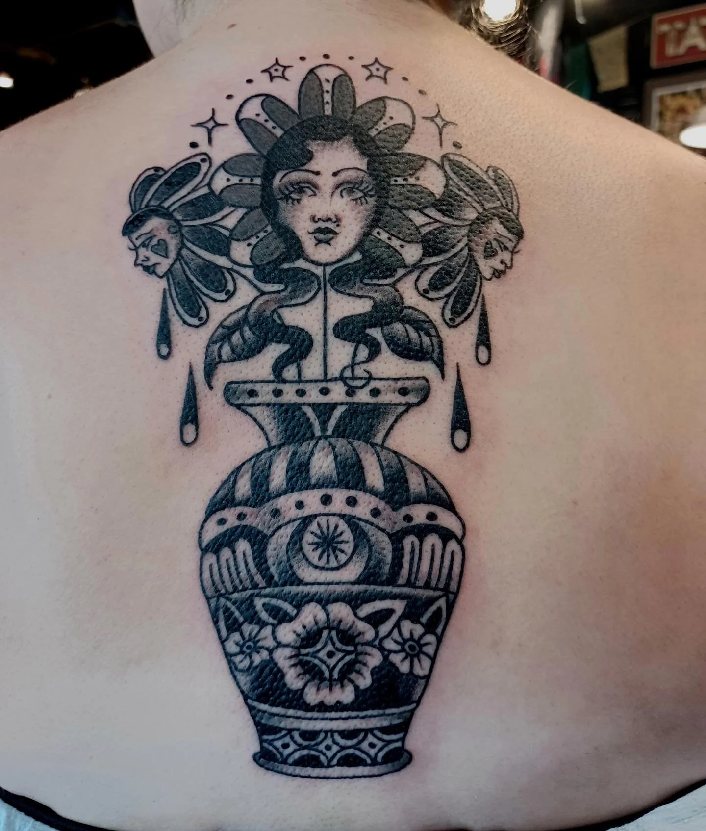 Flower Vase by @jessicanoeltattoo 💐
For appointments, DM Jess or email jessicanoeltattoo@gmail.com 

#seattletattoo #seattletattooartist #traditionaltattoo #ladytattooer #flowertattoo #vasetattoo #ladyheadtattoo #backtattoo