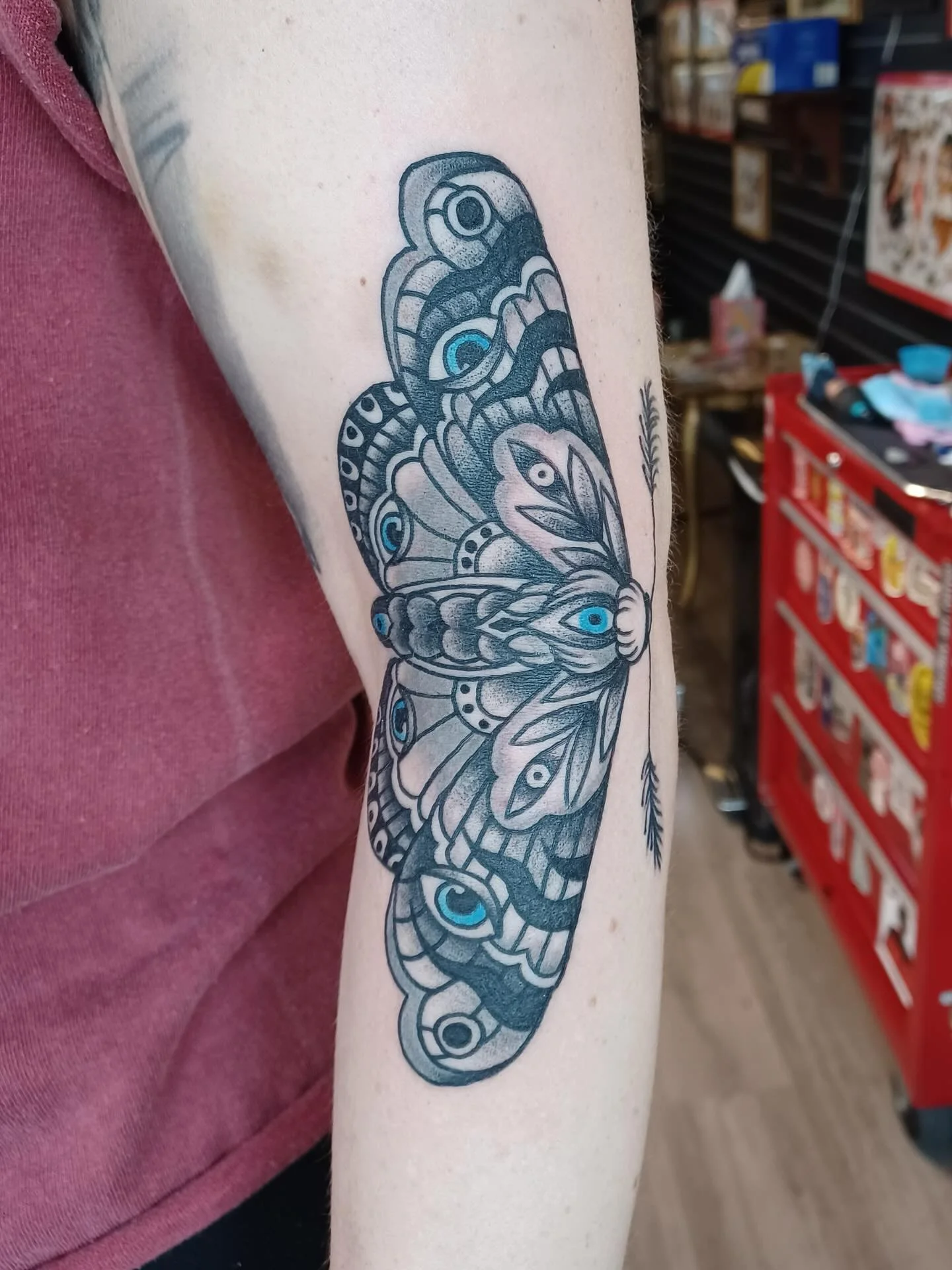 Moth by @jessicanoeltattoo 👁️🦋
For appointments, DM Jess or email jessicanoeltattoo@gmail.com 

#seattletattoo #seattletattooartist #ditchtattoo #mothtattoo #traditionaltattoo