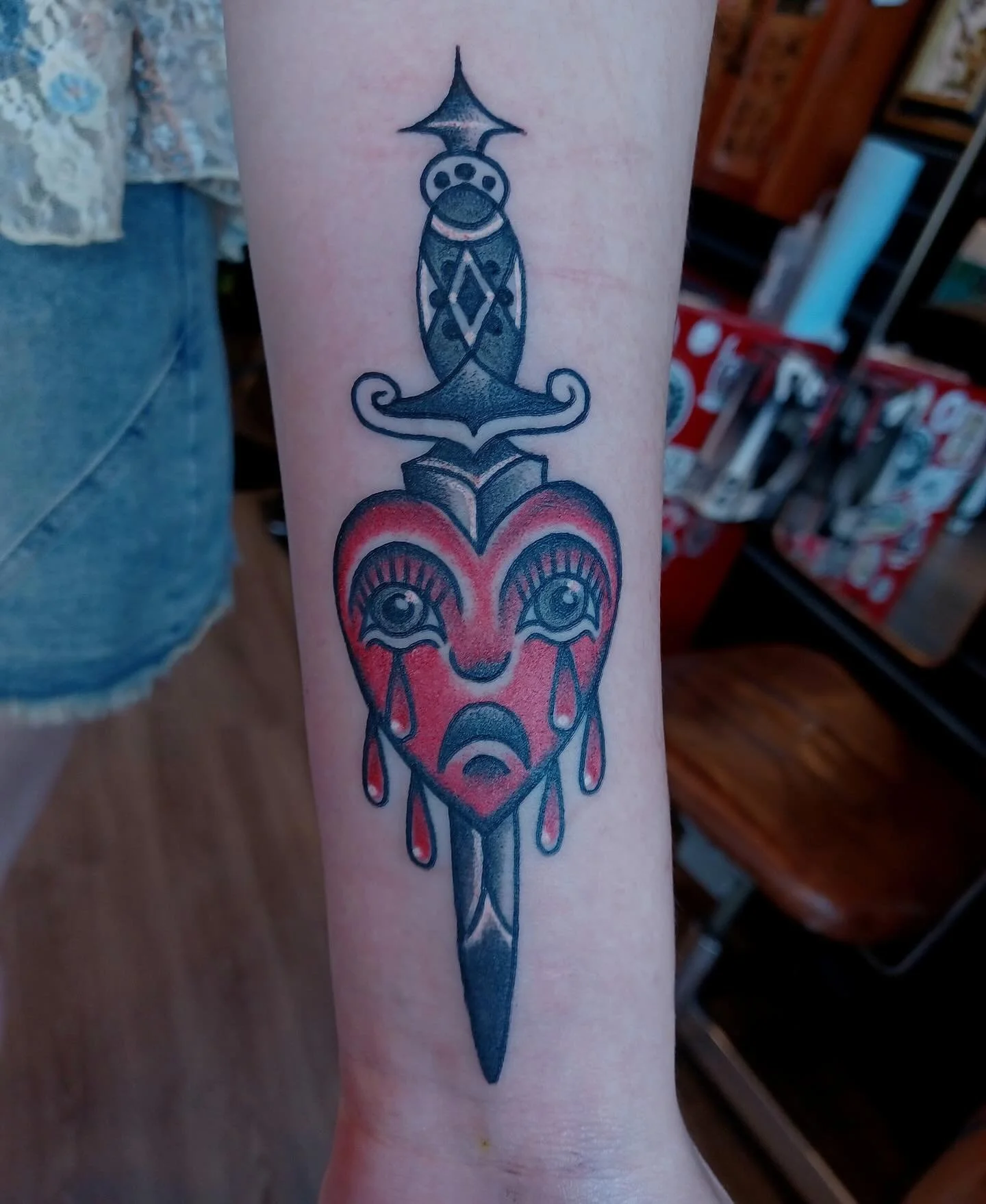 Crying heart dagger by @jessicanoeltattoo 🗡️
For appointments, DM Jess or email jessicanoeltattoo@gmail.com 

#seattletattoo #seattletattooartist #cryingheart #cryinghearttattoo #daggertattoo #traditionaltattoo #ladytattooer