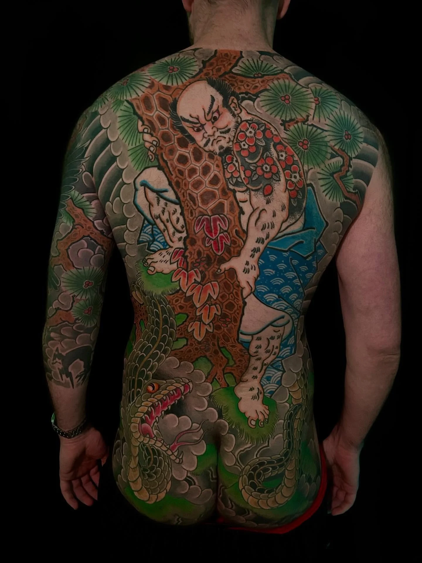 Kaosho Rochishin by @joshwrighttattoo 🌲
For appointments, email whitelotustatts@gmail.com or joshwrighttattoo@gmail.com 

#seattletattoo #seattletattooartist #japanesetraditionaltattoo #backtattoo