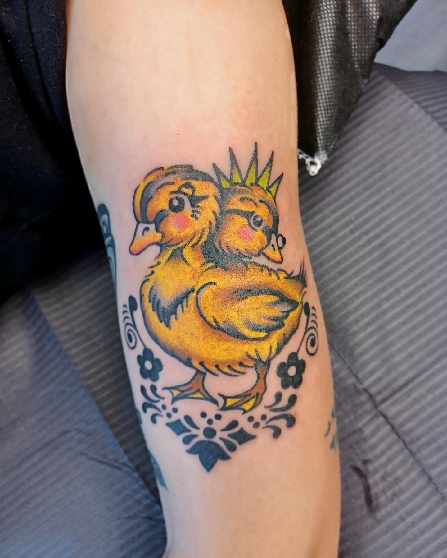 Punk duckling by @jessicanoeltattoo 🦆
For appointments, DM Jess or email jessicanoeltattoo@gmail.com 

#seattletattoo #seattletattooartist #traditionaltattoo #ducktattoo