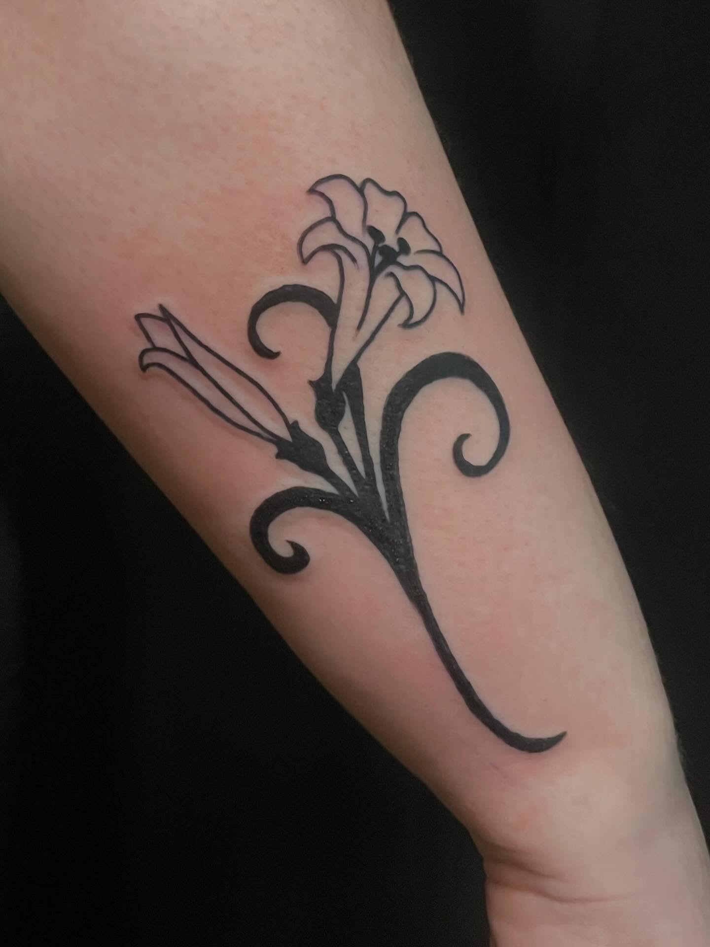 Lily by @sclarktattoos 🌸
To book, DM her or text the shop at 206-531-5436

#seattletattooartist #seattletattooshop #blackworktattoo #lilytattoo #flowertattoo