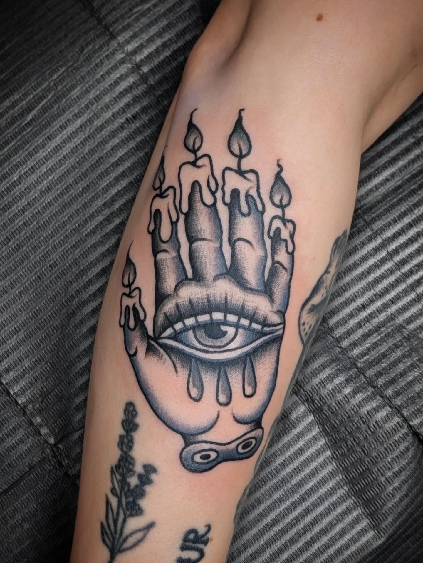 A classic picked from the flash book,
Done by @jessicanoeltattoo 
Contact directly for appointments 
.
.
.
#seattletattoo #traditionaltattoo #ladytattooer