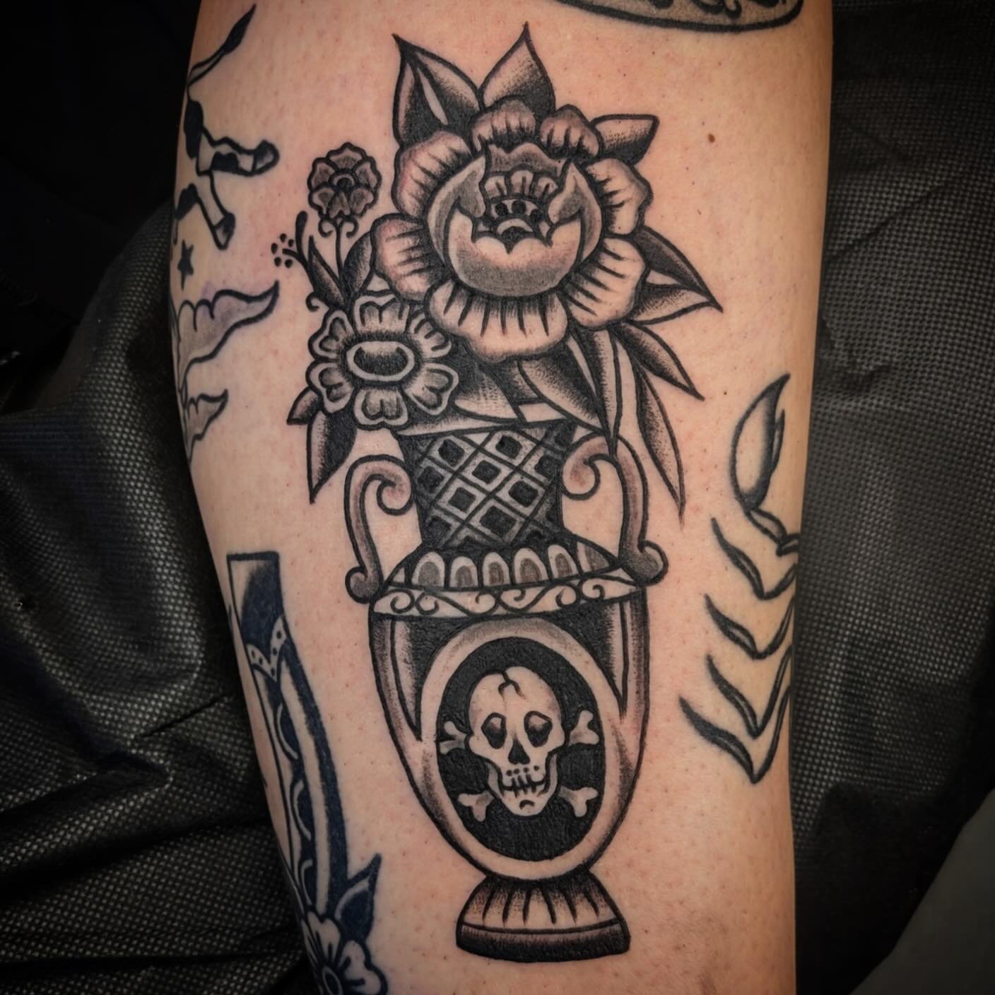 Done by @jessicanoeltattoo  Contact Jess directly for appointments.
.
.
.
#seattletattoo #traditionaltattoo #flashtattoo
