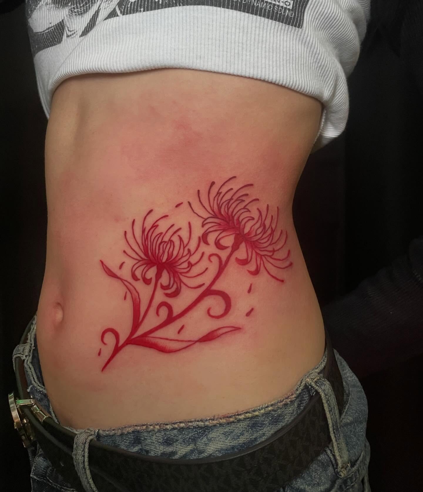 Red spider lilies by Sierra 🕷️🌹
For appointments, DM @sclarktattoos or text the shop :)

#seattletattooshop #seattletattooartist #queertattooartist #redinktattoo #spiderlilytattoo