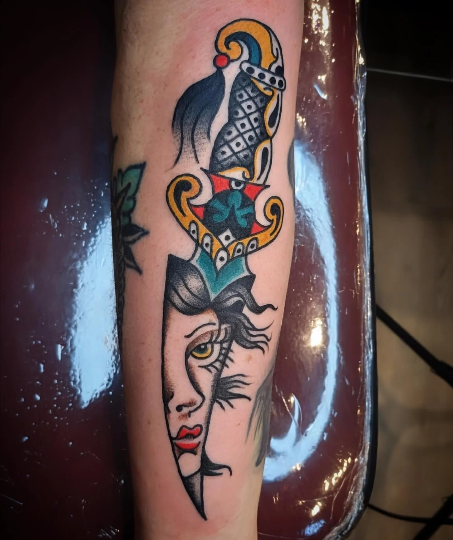Dagger lady done by @jessicanoeltattoo  Contact Jess directly for appointments or call the shop for walk-in availability
.
.
.
#traditionaltattoo #seattletattoo