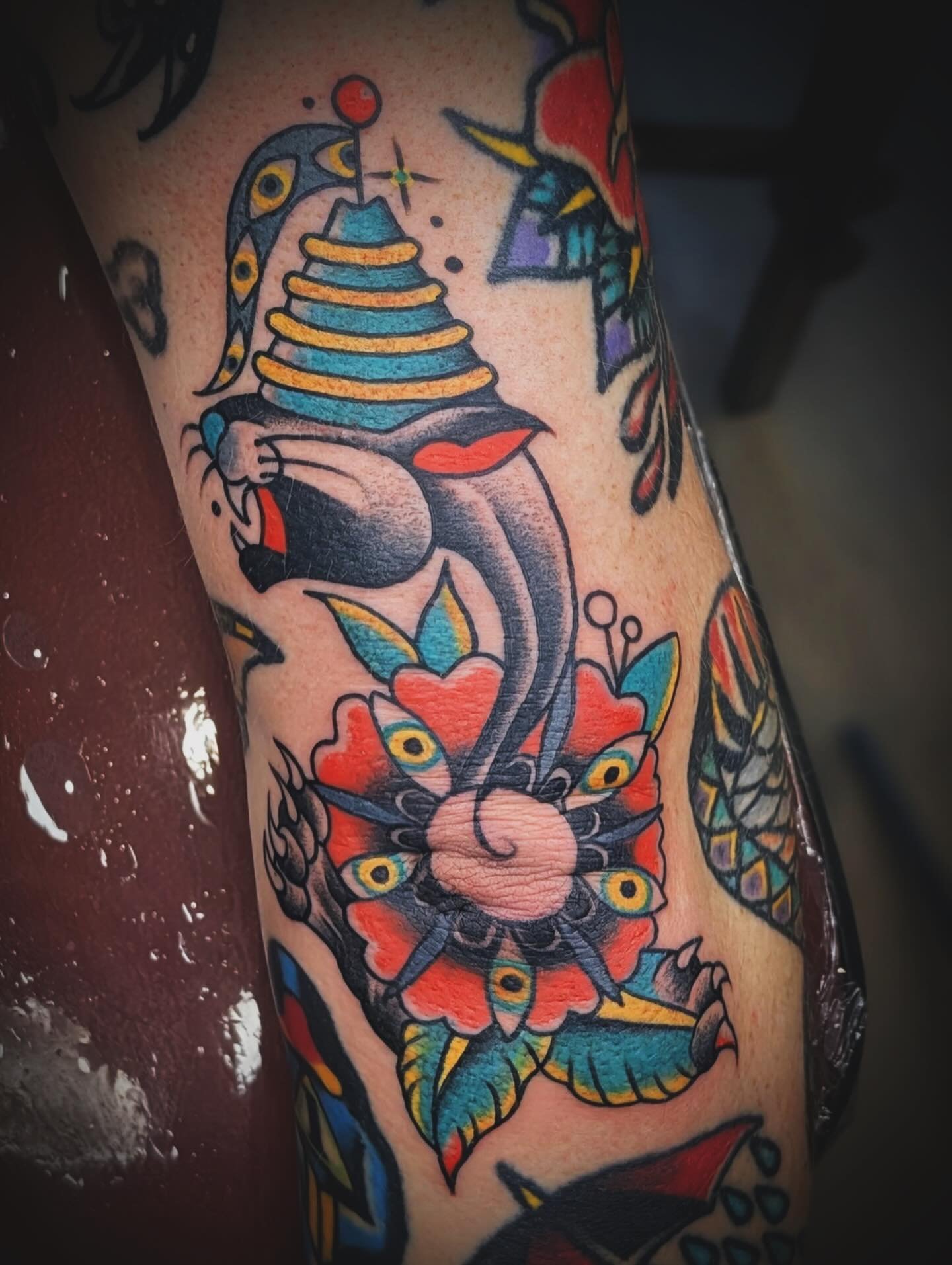 Wild Higgs bow done by @jessicanoeltattoo 
Contact Jess directly for appointments 
.
.
.
#seattletattoo #traditionaltattoo #seattletattooartist