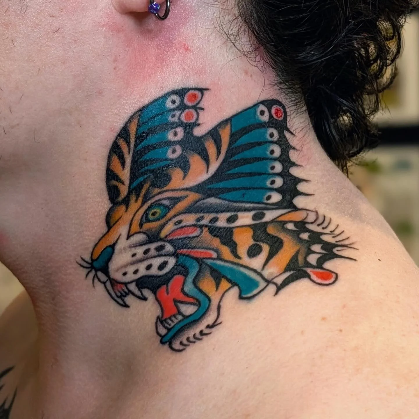 Tiger fly on the neck for Matt, done by @jessicanoeltattoo 
Contact Jess directly for appointments 
.
.
.
#seattletattoo #traditionaltattoo #ladytattooer #seattletattooartist
