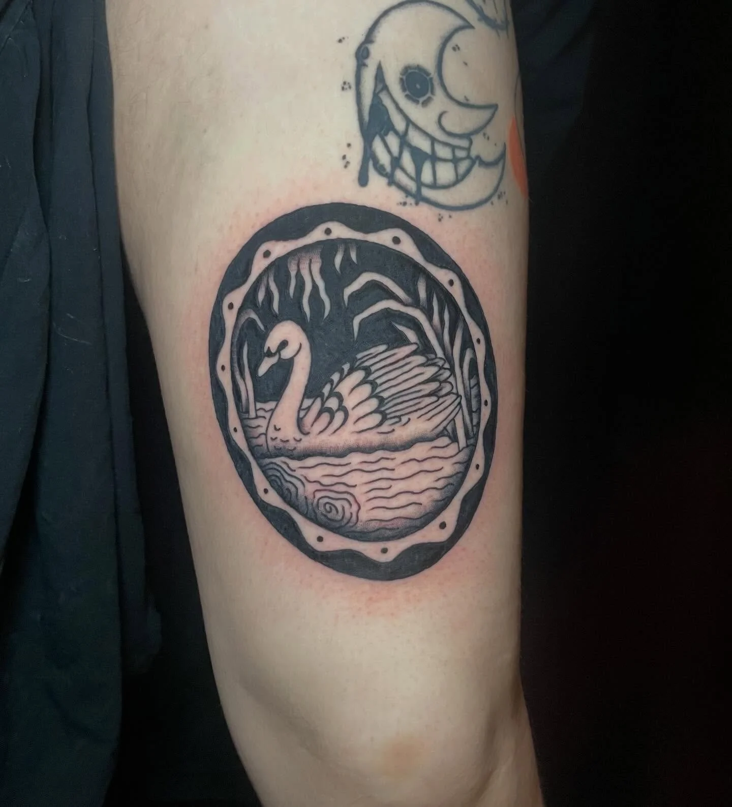 Storybook swan by Sierra 🦢🌀
For appointments, DM @sclarktattoos or text the shop :)

#seattletattooartist #seattletattooshop #blackandgreytattoo #whimsicaltattoo #swantattoo