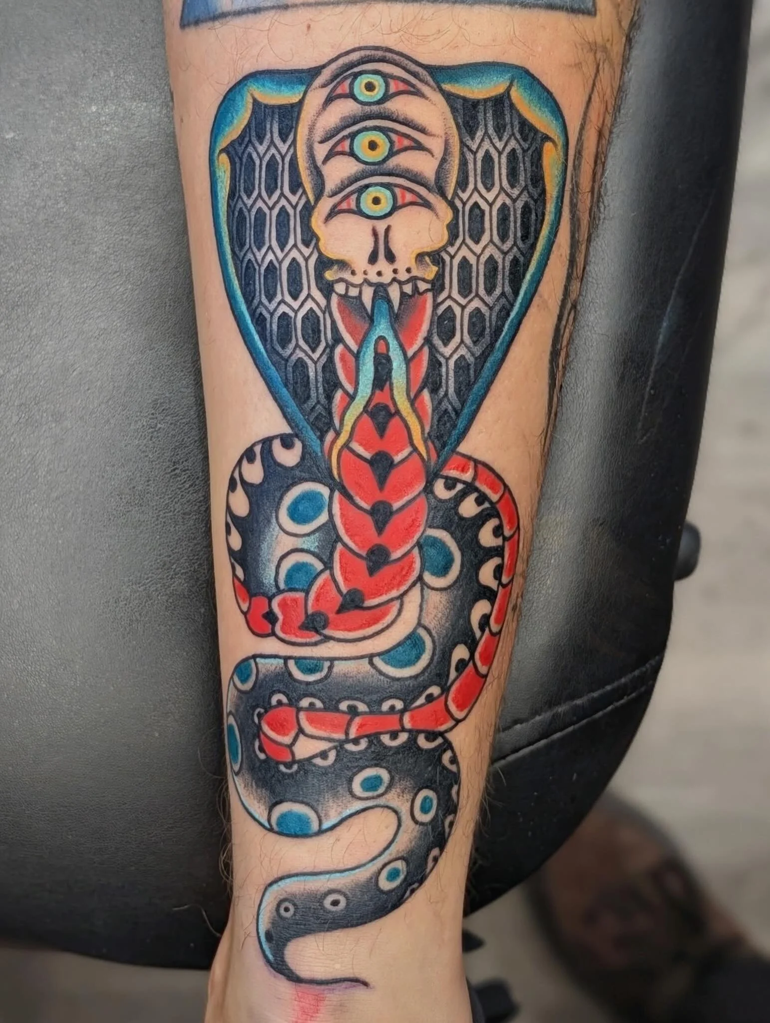 Cobra done by @jessicanoeltattoo contact Jess directly for appointments 
.
.
.
#seattletattoo #traditionaltattoo