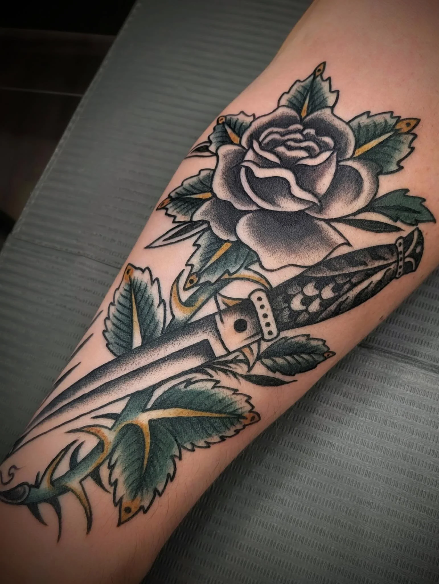 A muted toned rose blade combo, done by @jessicanoeltattoo contact Jess directly for appointments 
.
.
.
#traditionaltattoo #seattletattoo #rosetattoo #seattletattooartist