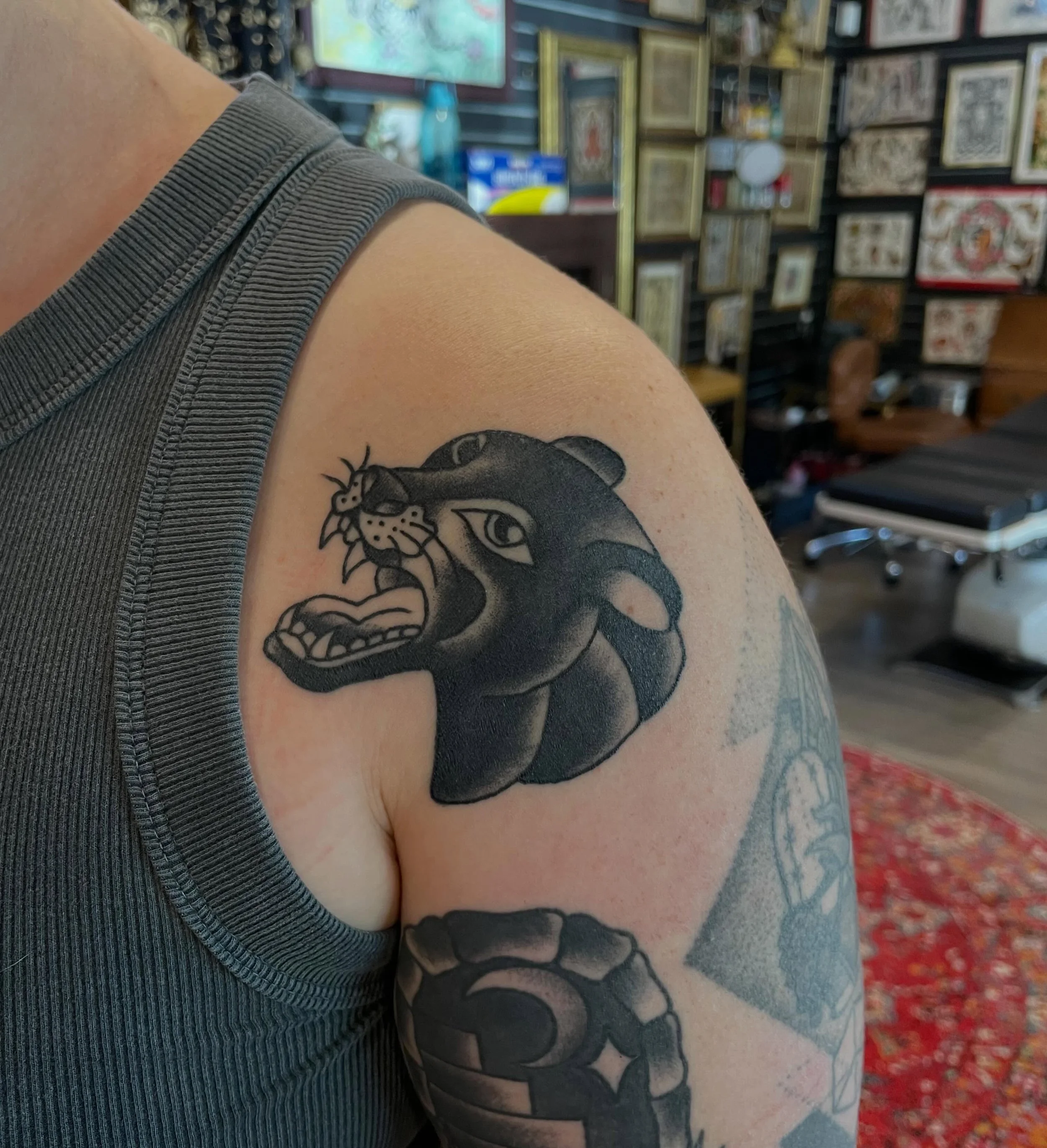 Healed panther head by @sclarktattoos 🐈&zwj;⬛
➡️ swipe to see it fresh
For appointments, DM Sierra or text the shop!

#seattletattooartist #seattletattooshop #traditionaltattoo #pantherhead #blackandgreytattoo