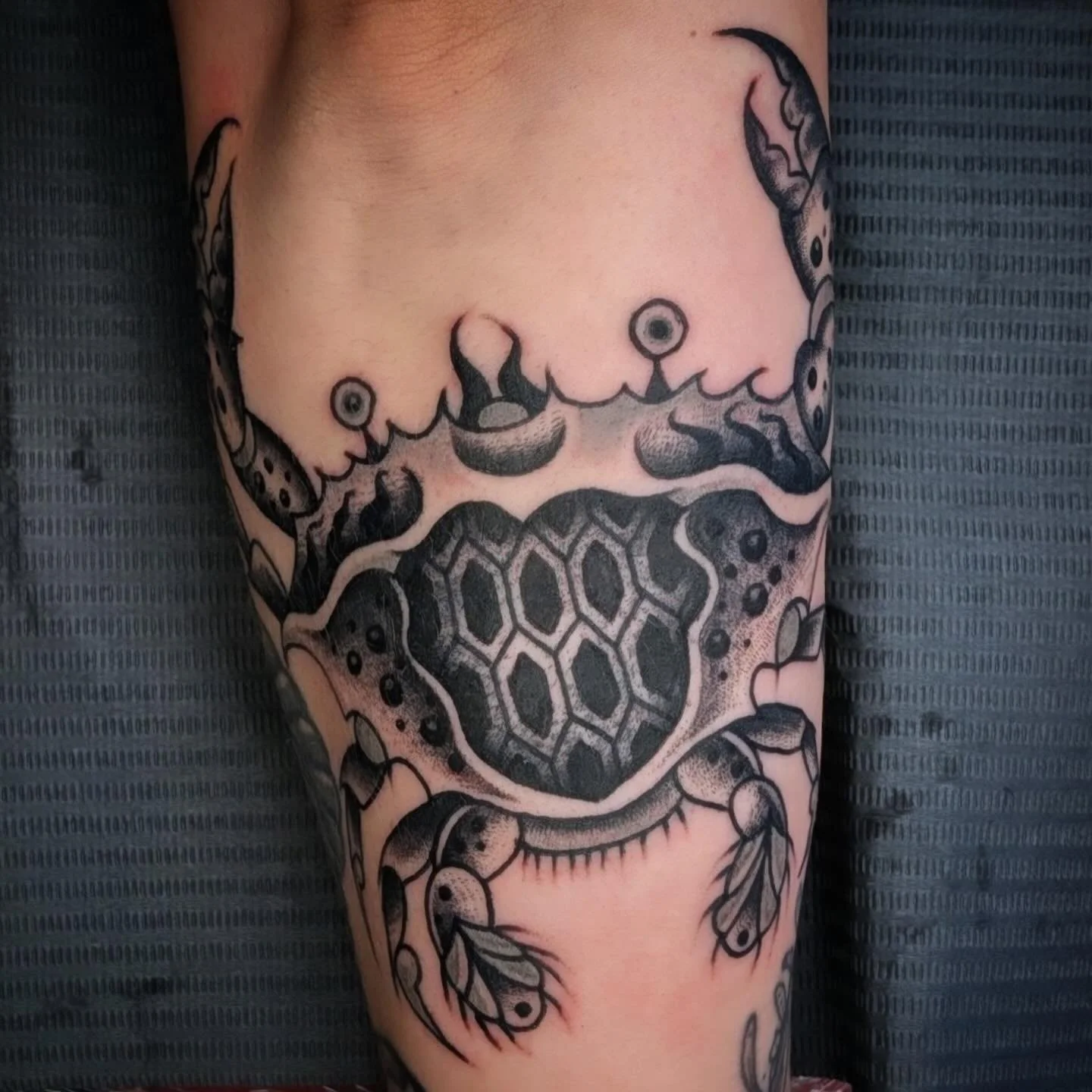 Crab done by @jessicanoeltattoo 
Contact Jess directly for appointments 
.
.
.
#seattletattoo #traditionaltattoo #seattletattooartist