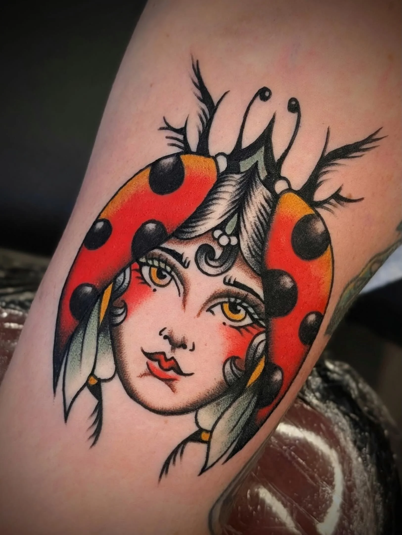 Ladybug lady head, done by @jessicanoeltattoo 
Contact Jess directly for appointments!
.
.
.
#seattletattoo #traditionaltattoo #ladytattooer #seattletattooshop